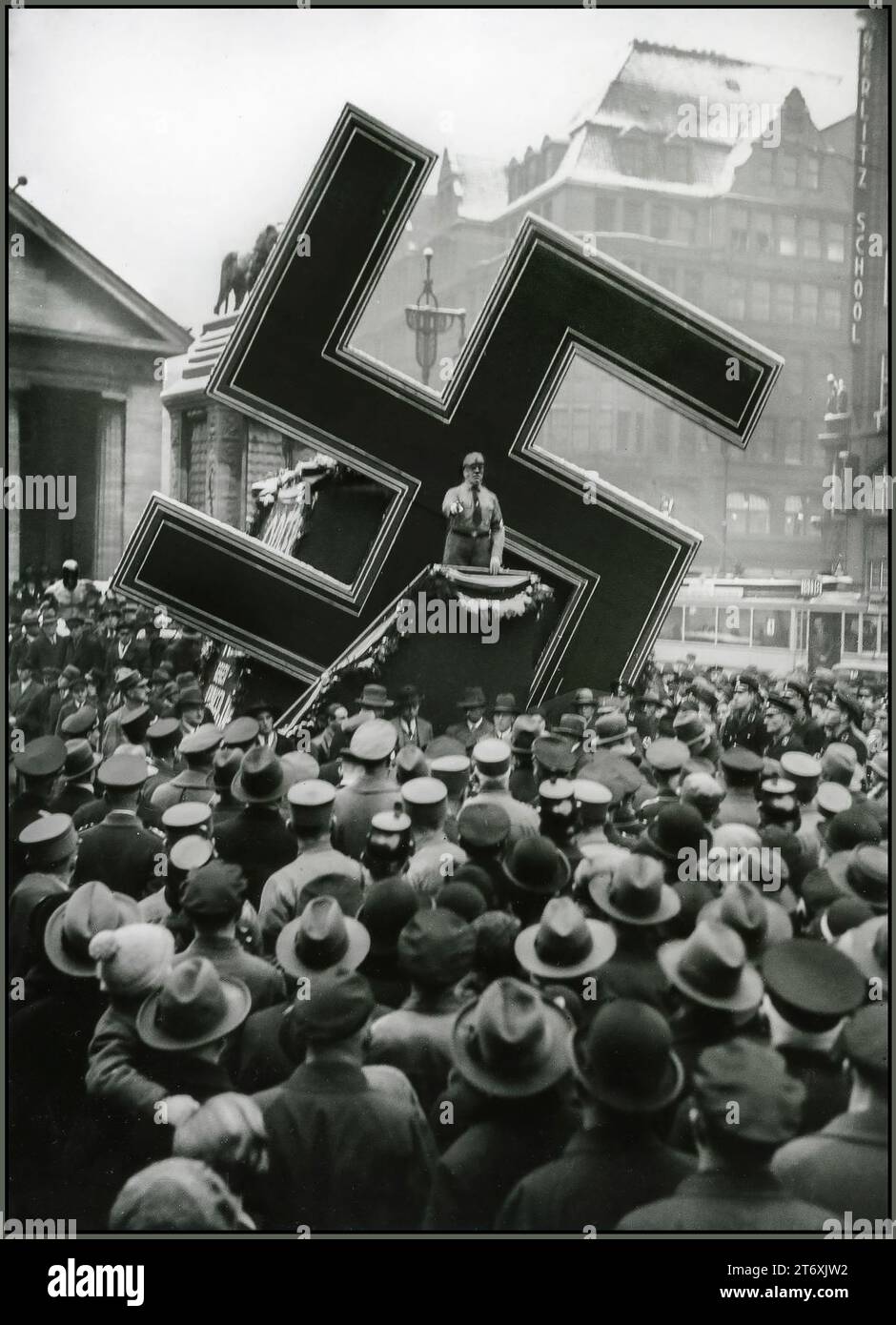 DISCURSO DE LA ESVÁSTICA STURMABTEILUNG PROPAGANDA DE LA MULTITUD NSDAP Antes de la Guerra Conmitida nazi usando la esvástica como un gran apoyo de propaganda móvil, como aquí en una fotografía tomada en Hamburgo, Alemania, durante un discurso del NSDAP en 1933 Foto de stock