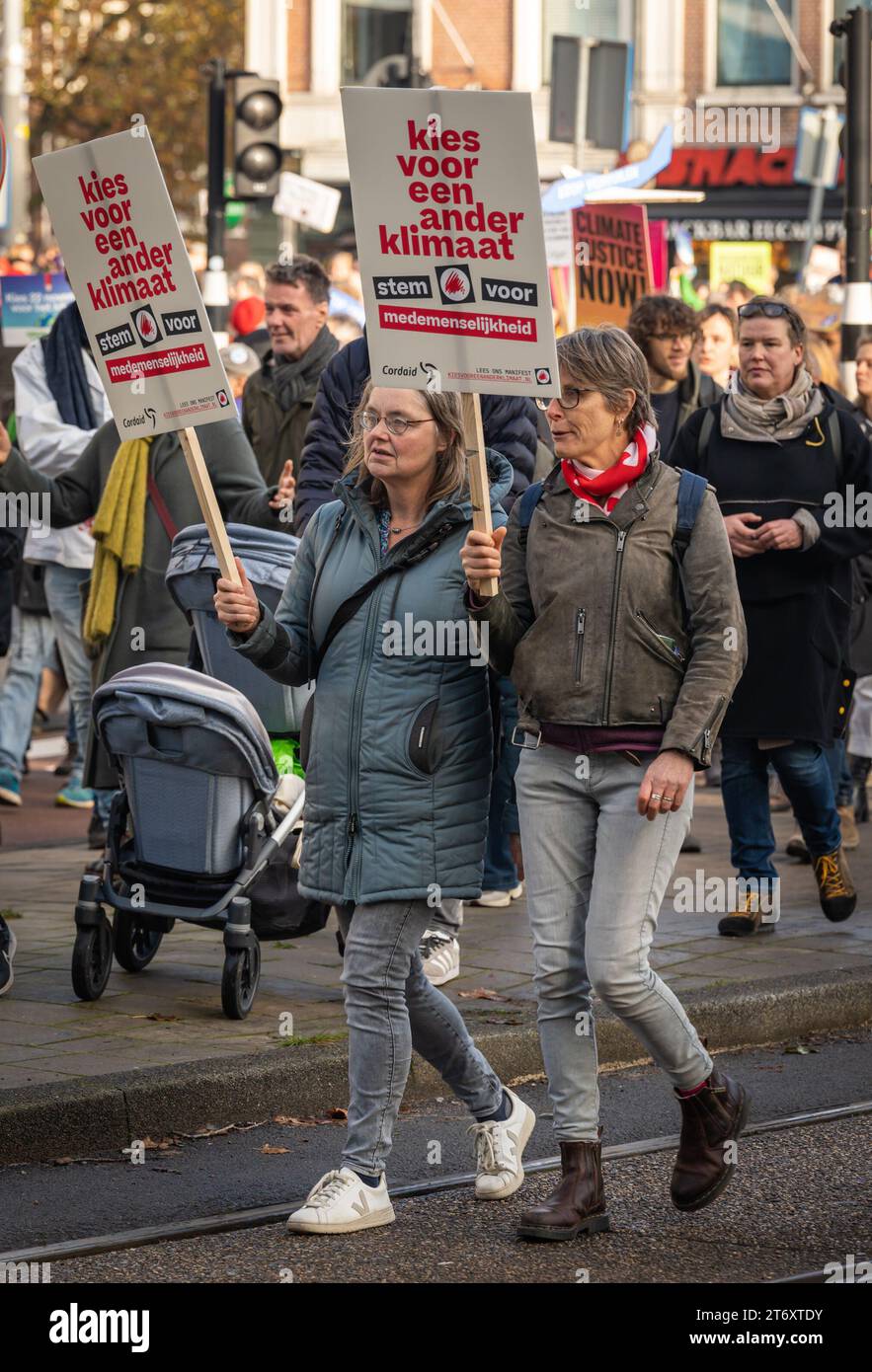 Amsterdam, Países Bajos, 12.11.2023, Activistas por el clima durante marzo por el clima y la justicia en Amsterdam Foto de stock