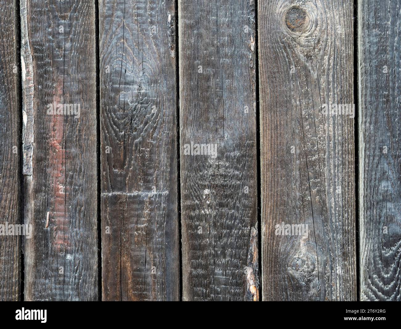 Tablas viejas y desgastadas apiladas verticalmente en paralelo. Fondo