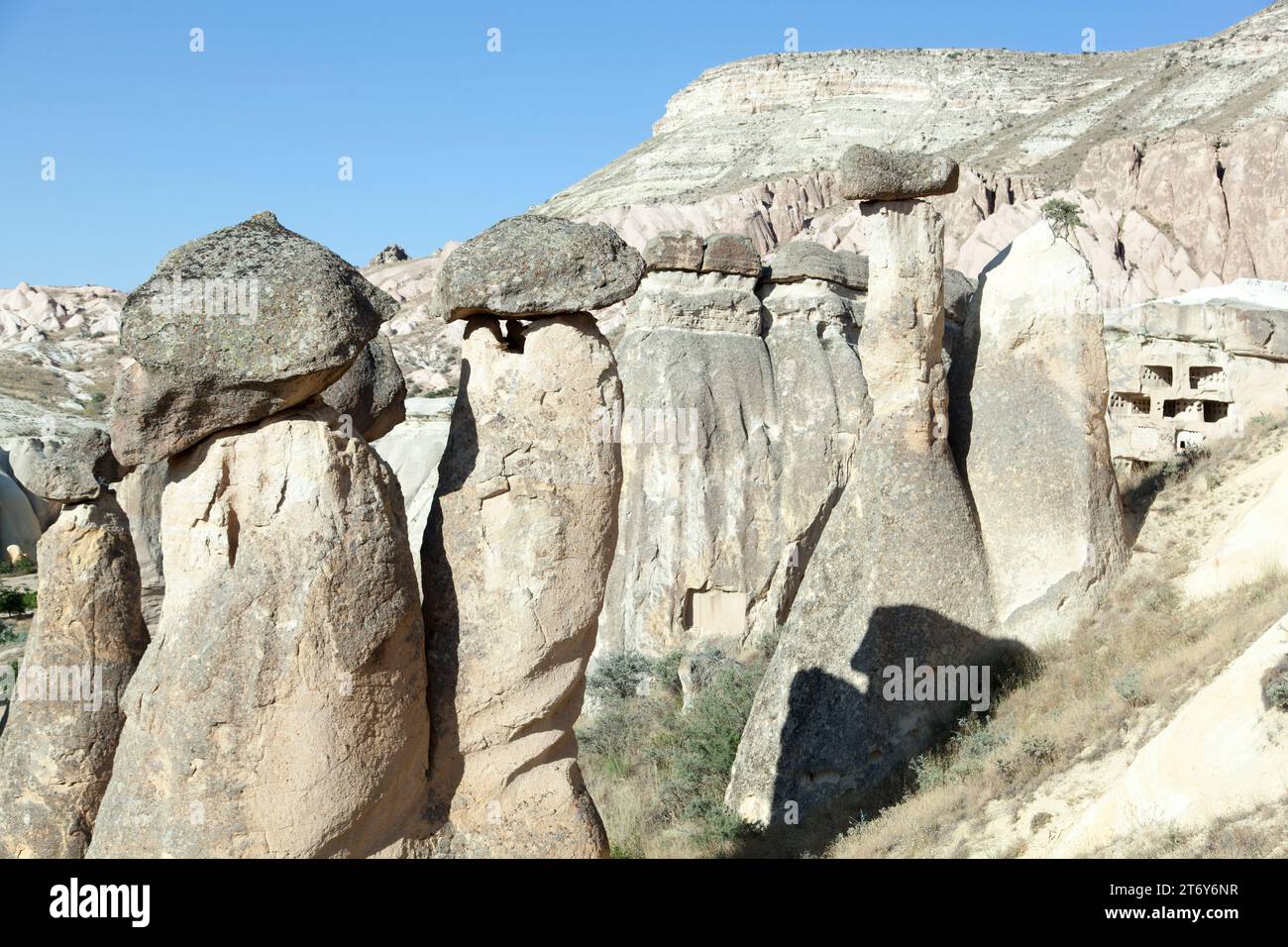 La vista panorámica de las famosas rocas erosionadas con chimeneas de hadas en el Valle Rojo, región de Capadocia (Turquía). Foto de stock
