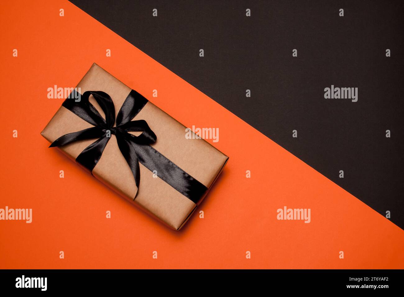 Foto Cajas de regalo de cartón decoradas, lazos de cinta negra y confeti  sobre fondo negro. Regalo de Navidad, concepto de caja de regalo de Año  Nuevo. – Lazo atado Imagen en