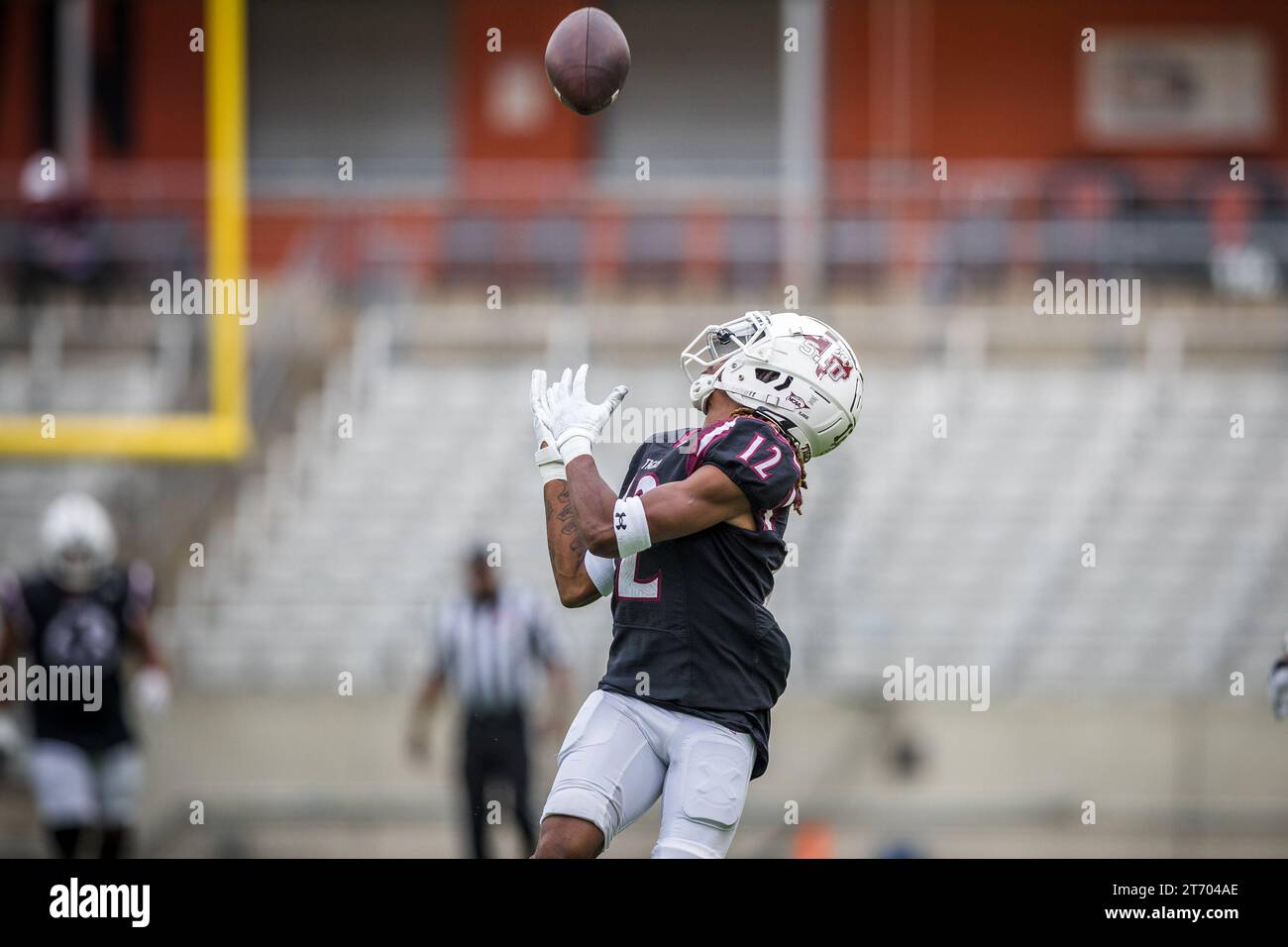 12 de noviembre de 2023 Trenton Leary (12) recibe un pase para un