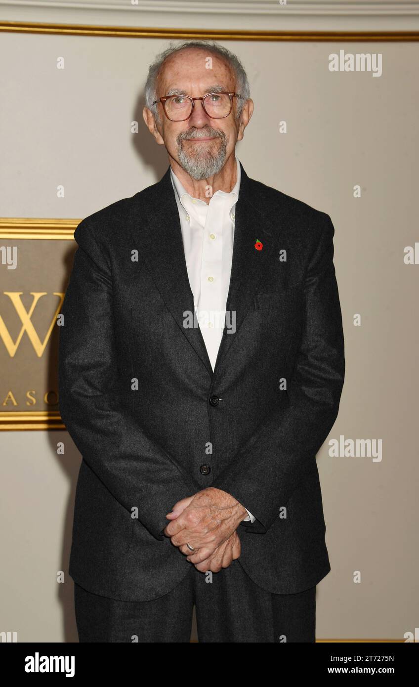 Los Ángeles, California, Estados Unidos. 12 de noviembre de 2023. Jonathan Pryce asiste al estreno de la sexta parte de la temporada de Netflix 'The Crown' en Regency Village Theatre el 12 de noviembre de 2023 en Los Ángeles, California. Crédito: Jeffrey Mayer/JTM Photos/Media Punch/Alamy Live News Foto de stock