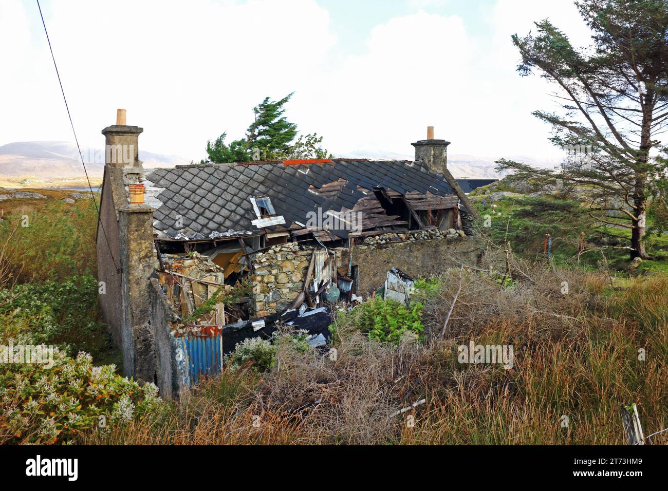 Una casa de campo deshabitada en una condición ruinosa frente a la carretera dorada en South Harris en la isla de Harris, Hébridas Exteriores, Escocia. Foto de stock