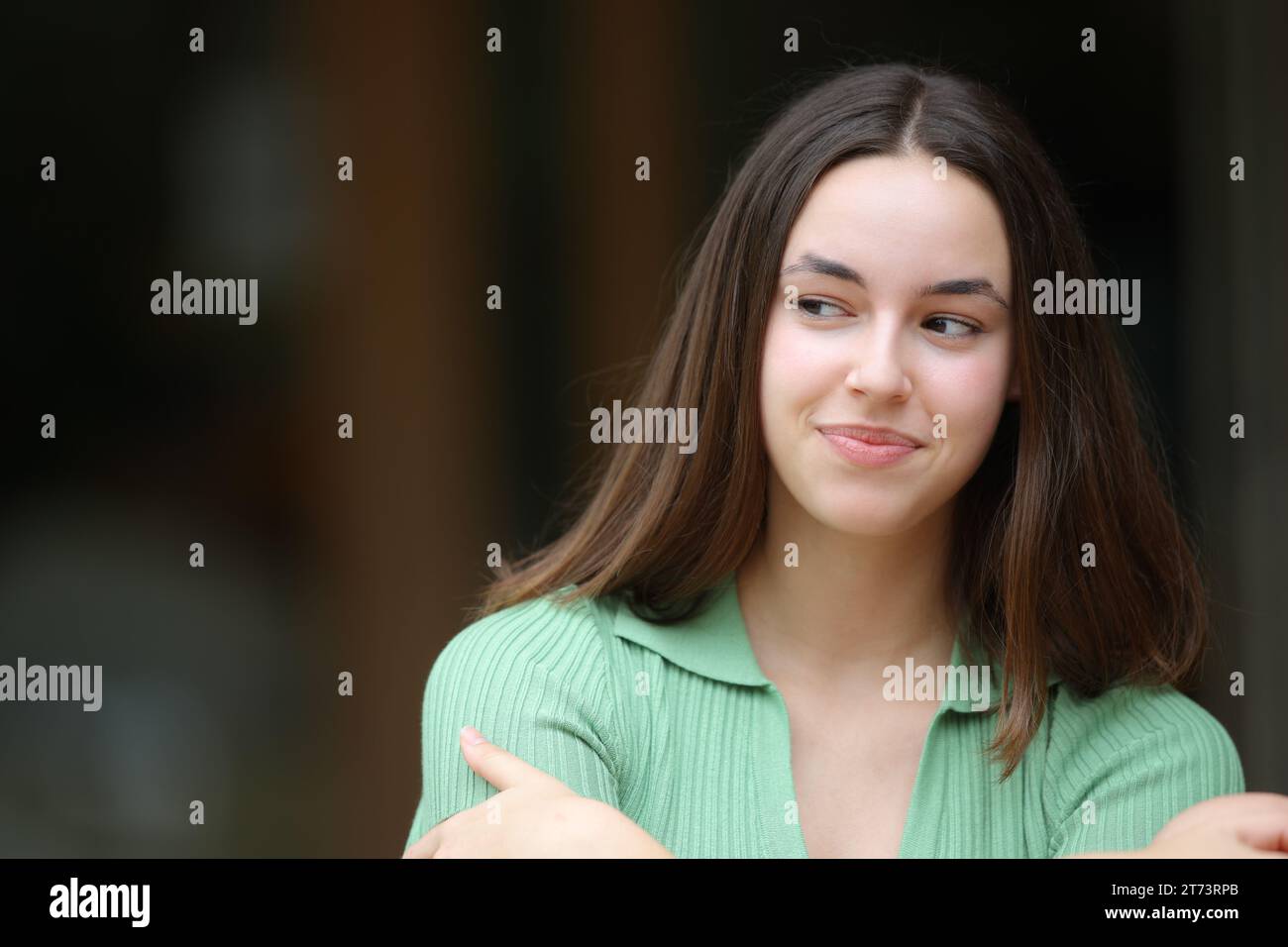 Retrato de vista frontal de una mujer pensando en la calle mirando al lado Foto de stock
