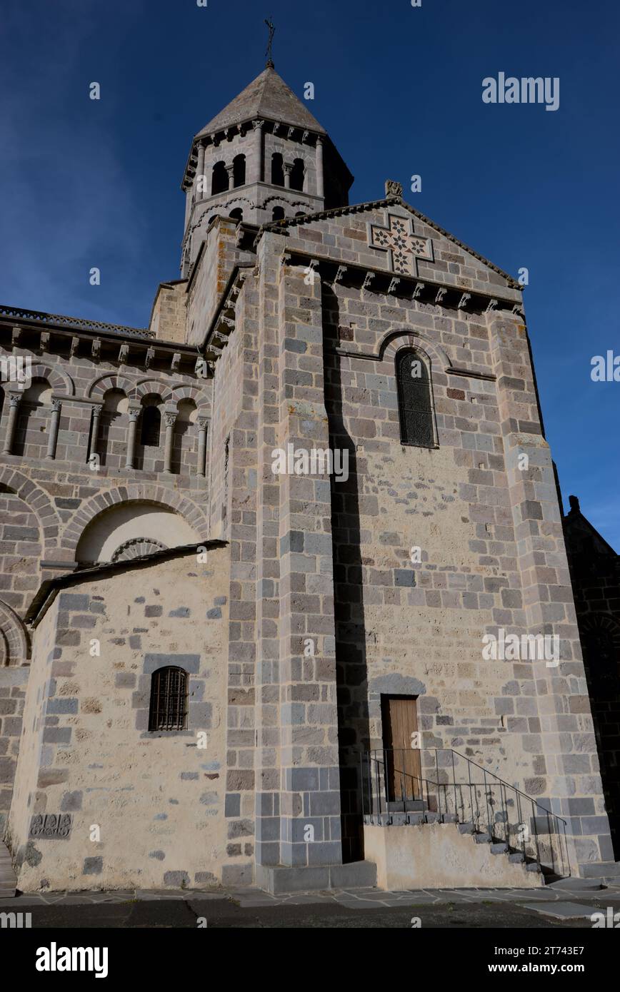 Notre-Dame-du-Mont-Cornadore, iglesia de Saint-Nectaire en el departamento de Puy-de-Dôme Foto de stock