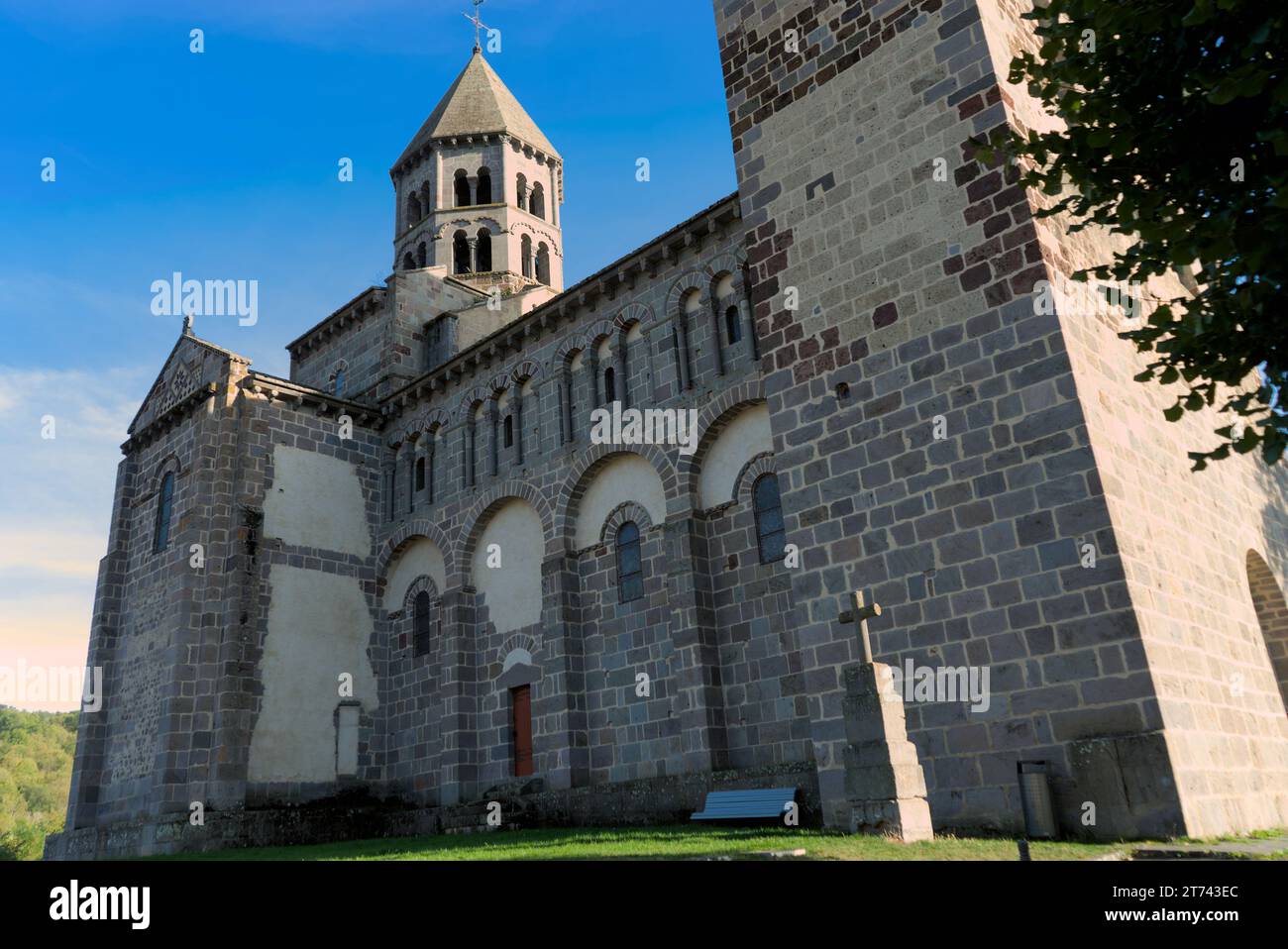 Notre-Dame-du-Mont-Cornadore, iglesia de Saint-Nectaire en el departamento de Puy-de-Dôme Foto de stock