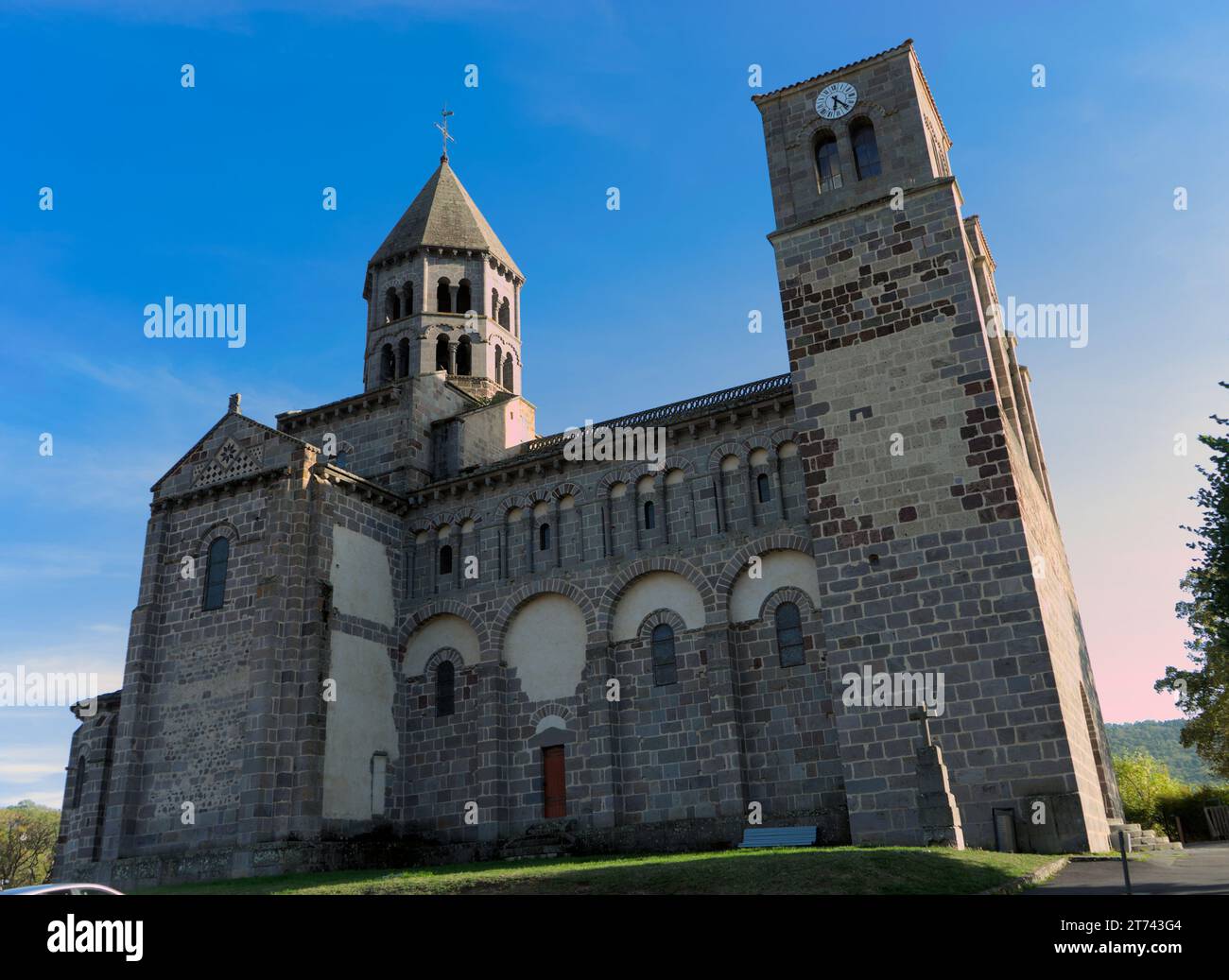 Notre-Dame-du-Mont-Cornadore, iglesia de Saint-Nectaire en el departamento de Puy-de-Dôme Foto de stock