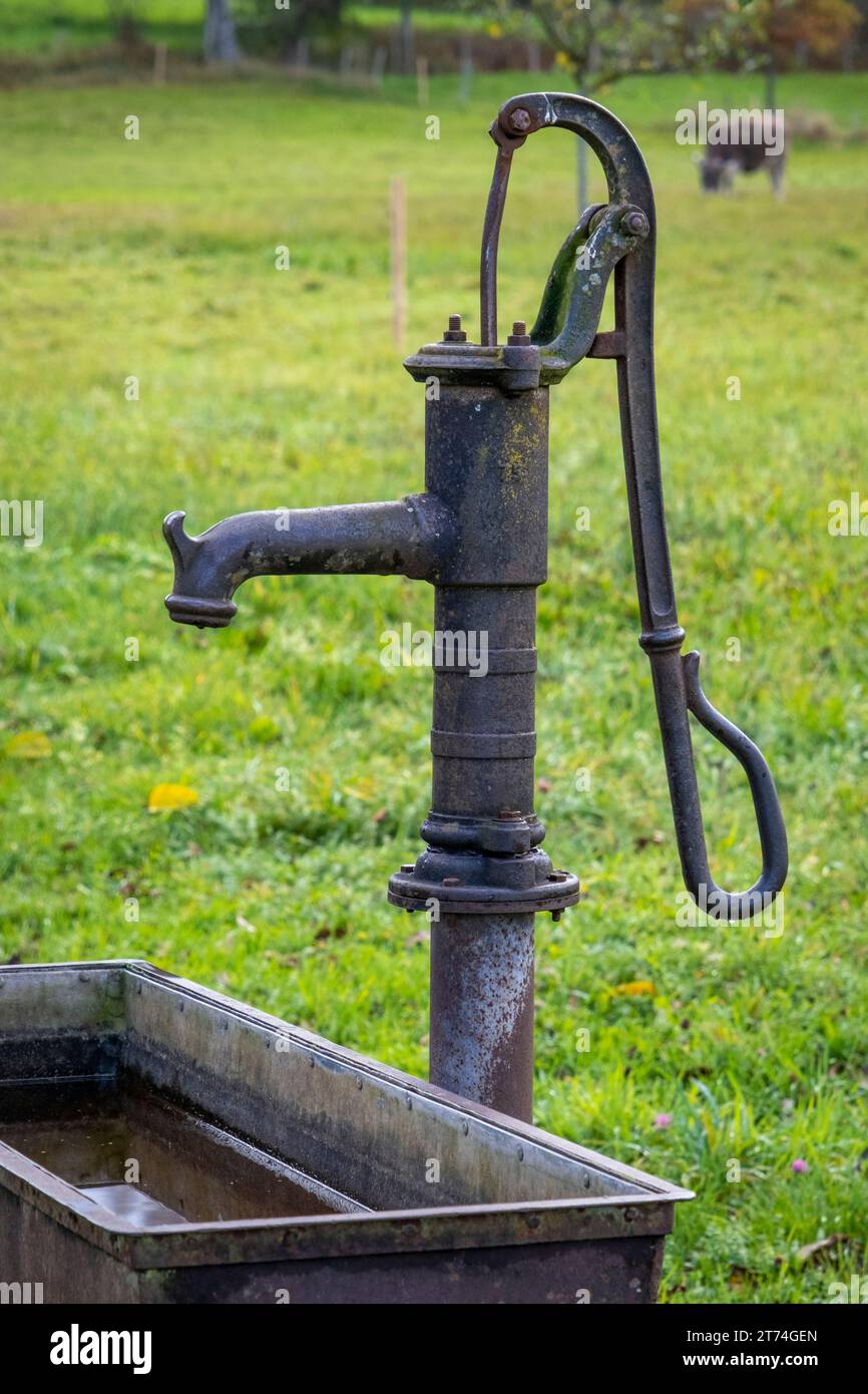 Vieja bomba de agua en un antiguo pueblo de granjas Foto de stock