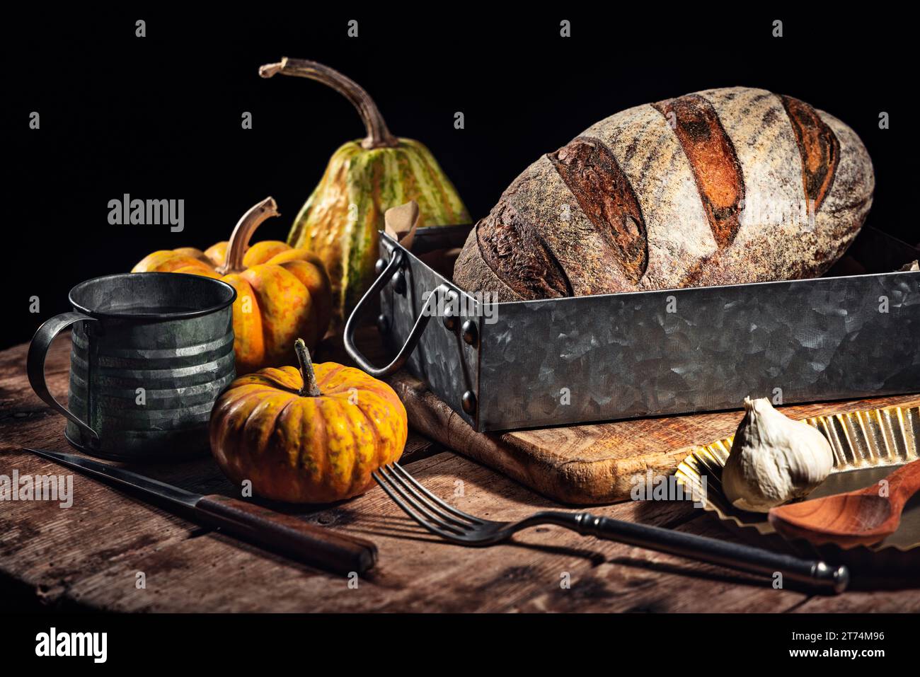 Horno de pan de masa madre crujiente hecho en casa con trigo, carbón activado, calabaza y especias de cúrcuma y sazone los alimentos de otoño en la cocina Foto de stock