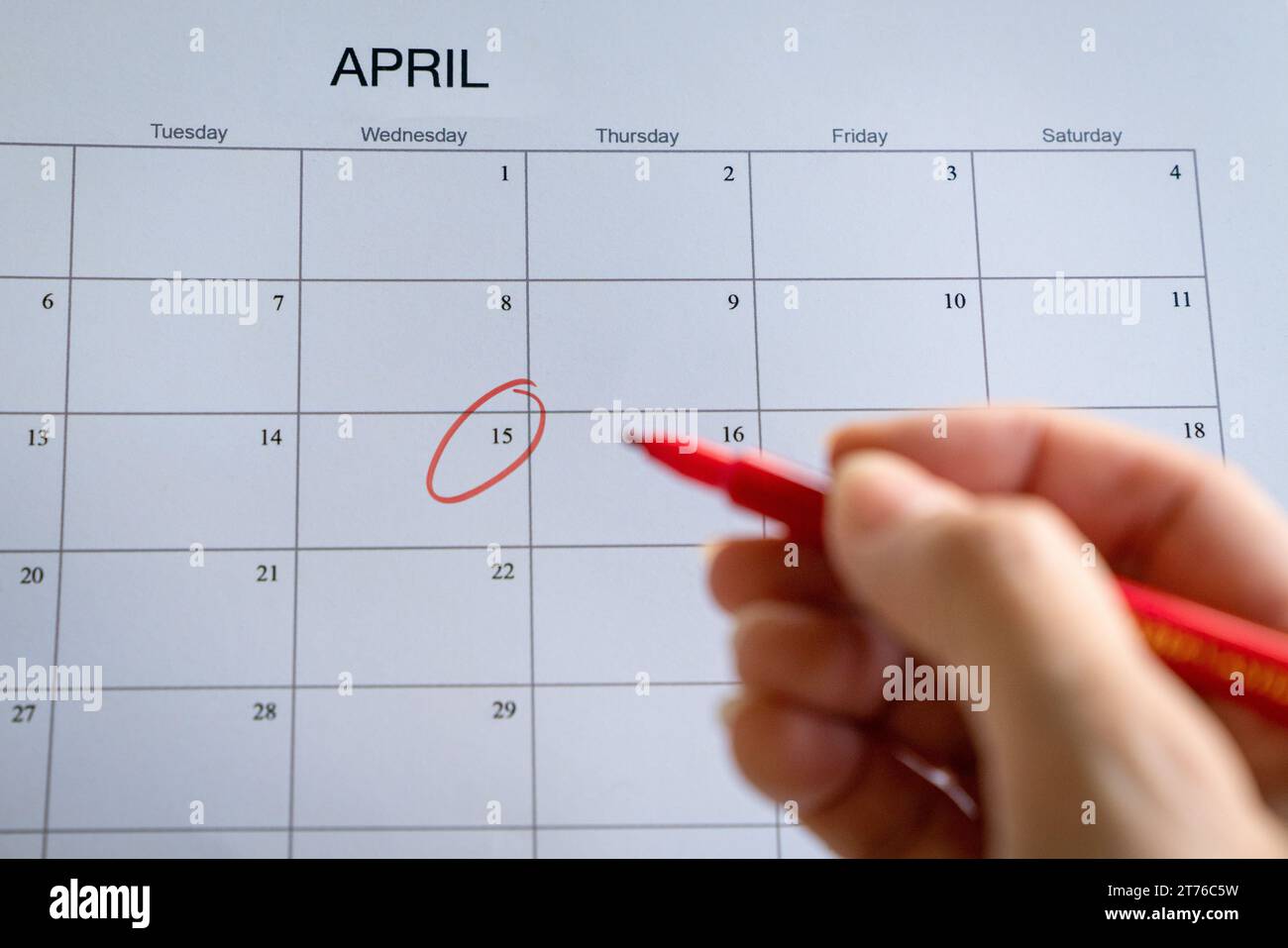 Fecha del calendario en el mes de abril en círculos en rojo. Recordatorio de cita o reunión. Foto de stock