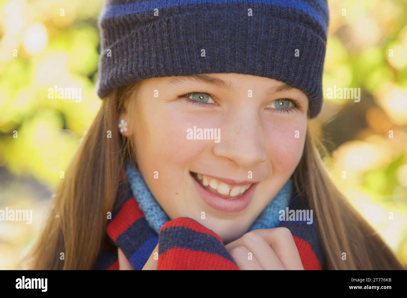 Chica joven sonriente con un sombrero de lana Foto de stock