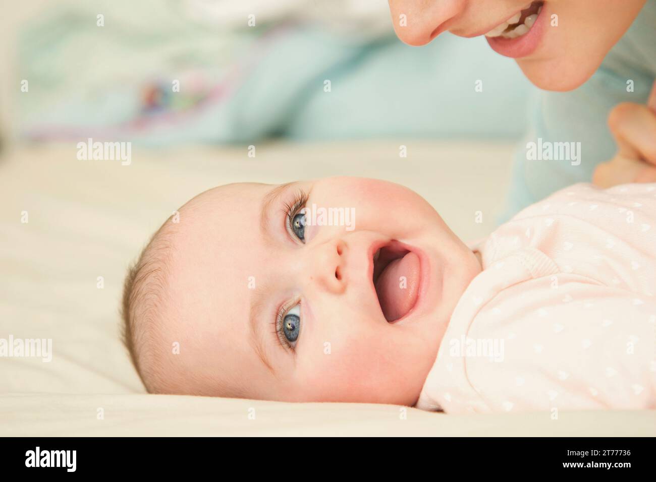 Bebé sonriendo con la madre, Vista cercana Foto de stock