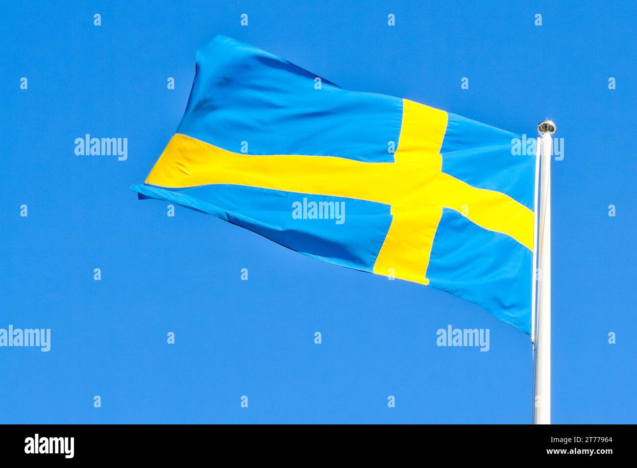 bandera sueca sin nube contra el cielo azul Foto de stock