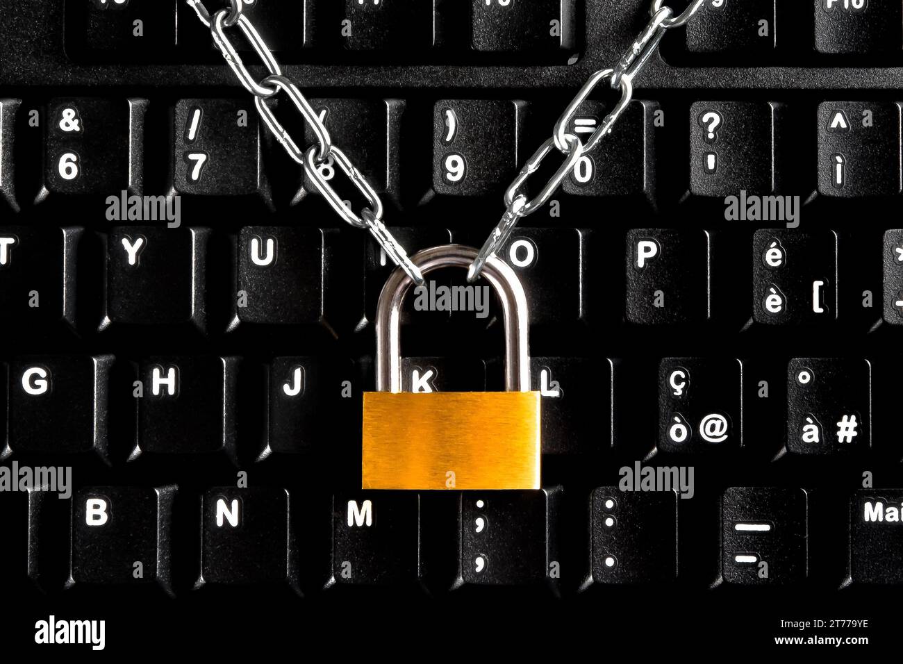 detalle de una cerradura de seguridad con cadena en el teclado negro. concepto de seguridad informática Foto de stock