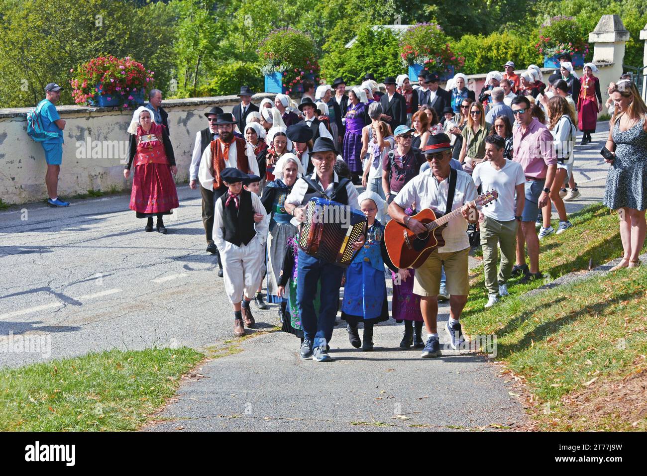 Procesión en trajes tradicionales, Francia, Saboya, valle de Maurienne, Saint-Colomban-des-Villards Foto de stock