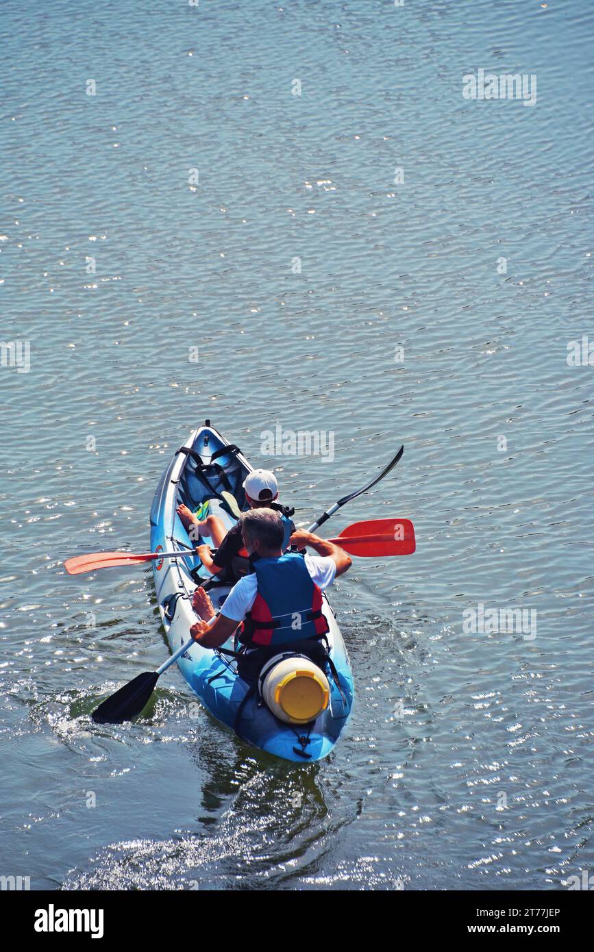 Padre e hijo en kayak en el río Tavignano, Francia, Córcega, Aleria Foto de stock