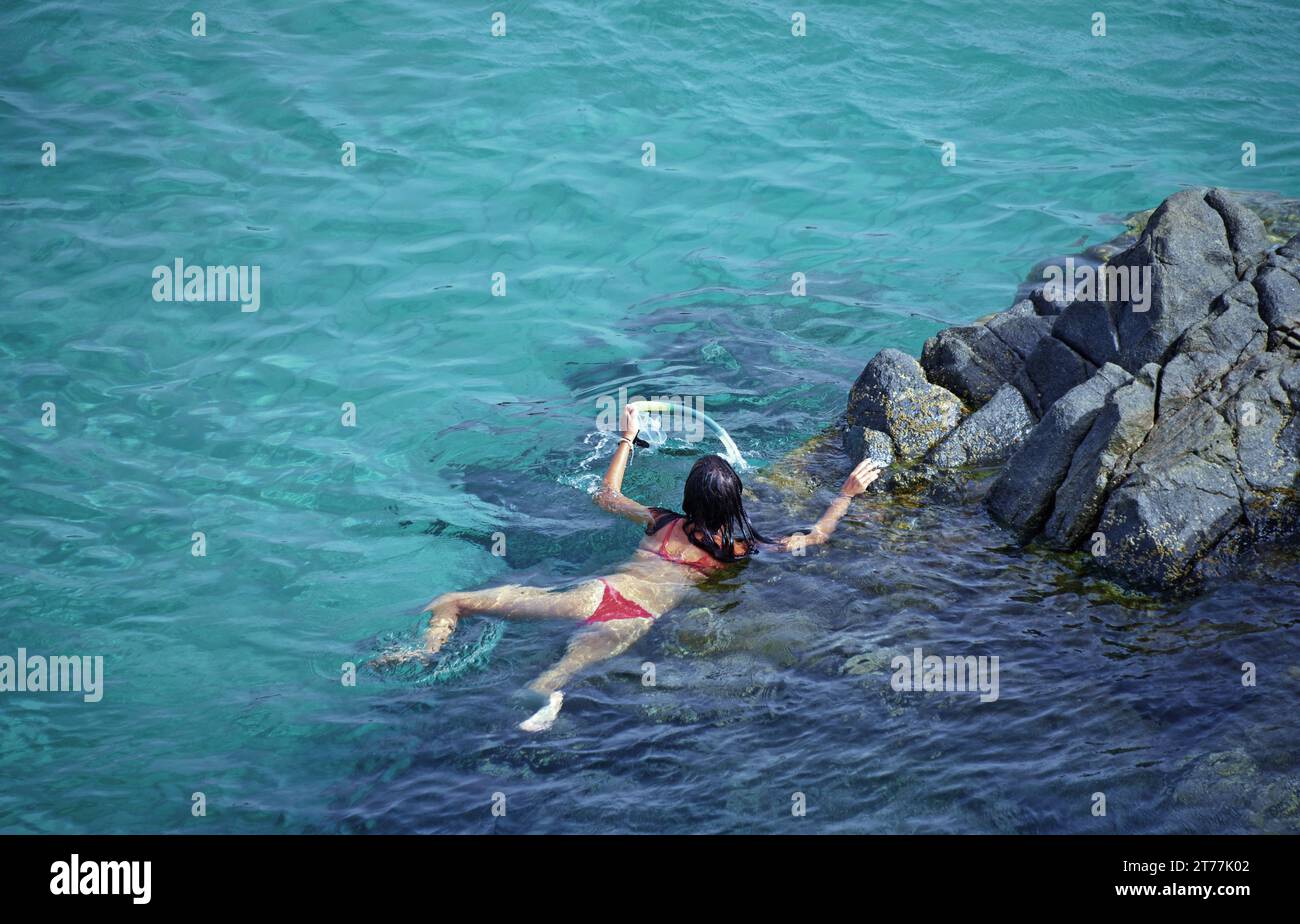 Mujer snorkeling, Francia, Córcega, Golfe de Porto Foto de stock