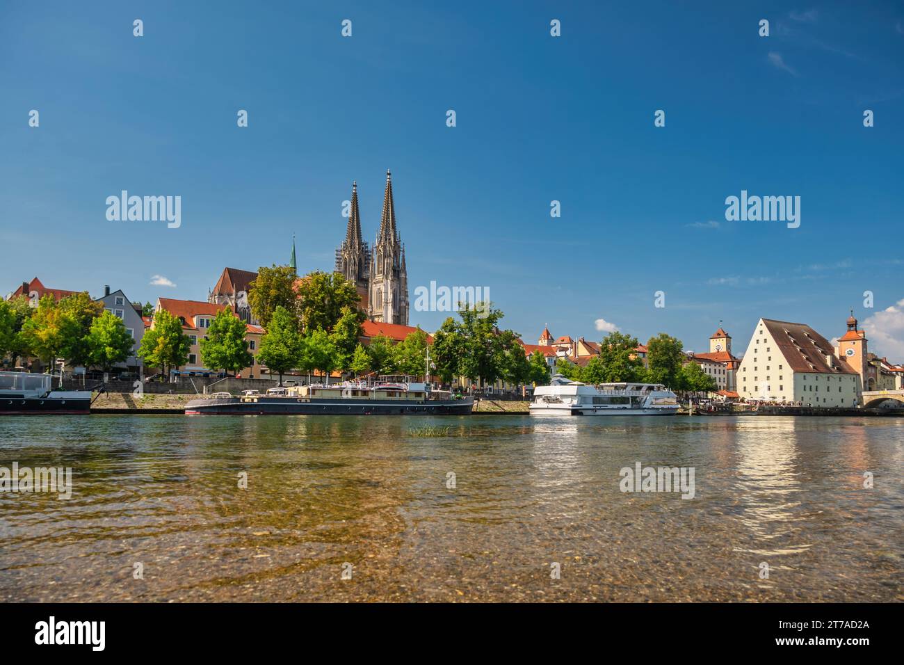 Ratisbona Alemania, horizonte de la ciudad en el casco antiguo de Altstadt y el río Danubio Foto de stock