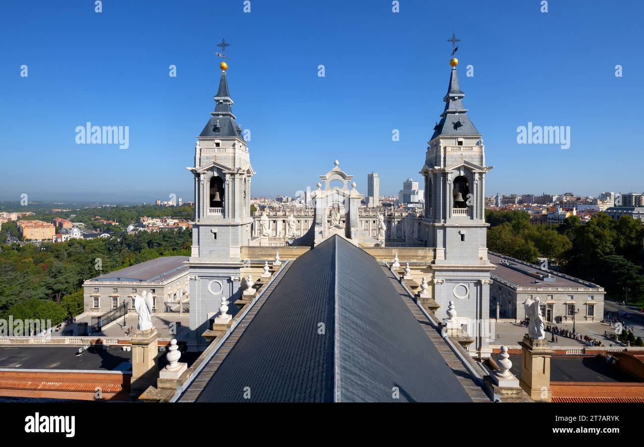Campanarios de la catedral de Madrid Foto de stock