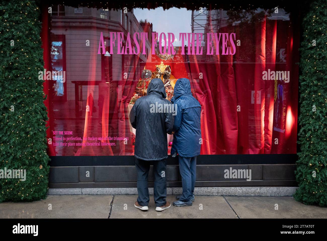 Los compradores admiran uno de los nuevos escaparates de Navidad fuera de los grandes almacenes Selfridges en Oxford Street, el 14 de noviembre de 2023, en Londres, Inglaterra. Foto de stock