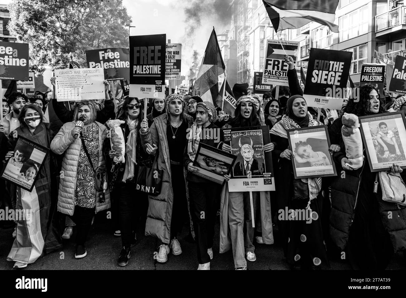 Jóvenes británicos piden Un alto el fuego en Gaza y que Israel detenga el bombardeo de Gaza en el evento Marcha por Palestina, Londres, Reino Unido Foto de stock