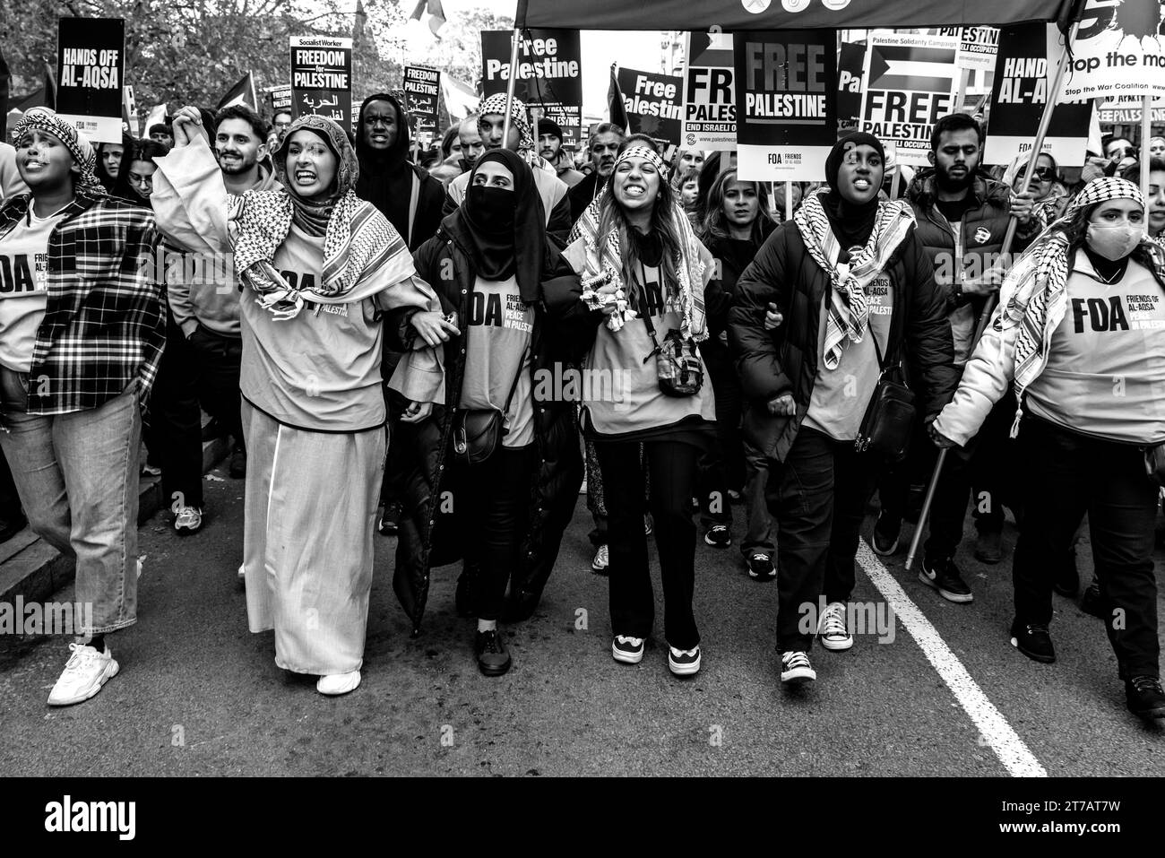Jóvenes musulmanes británicos enojados piden Un alto el fuego en Gaza y que Israel detenga el bombardeo en el evento Marcha por Palestina, Londres, Reino Unido Foto de stock