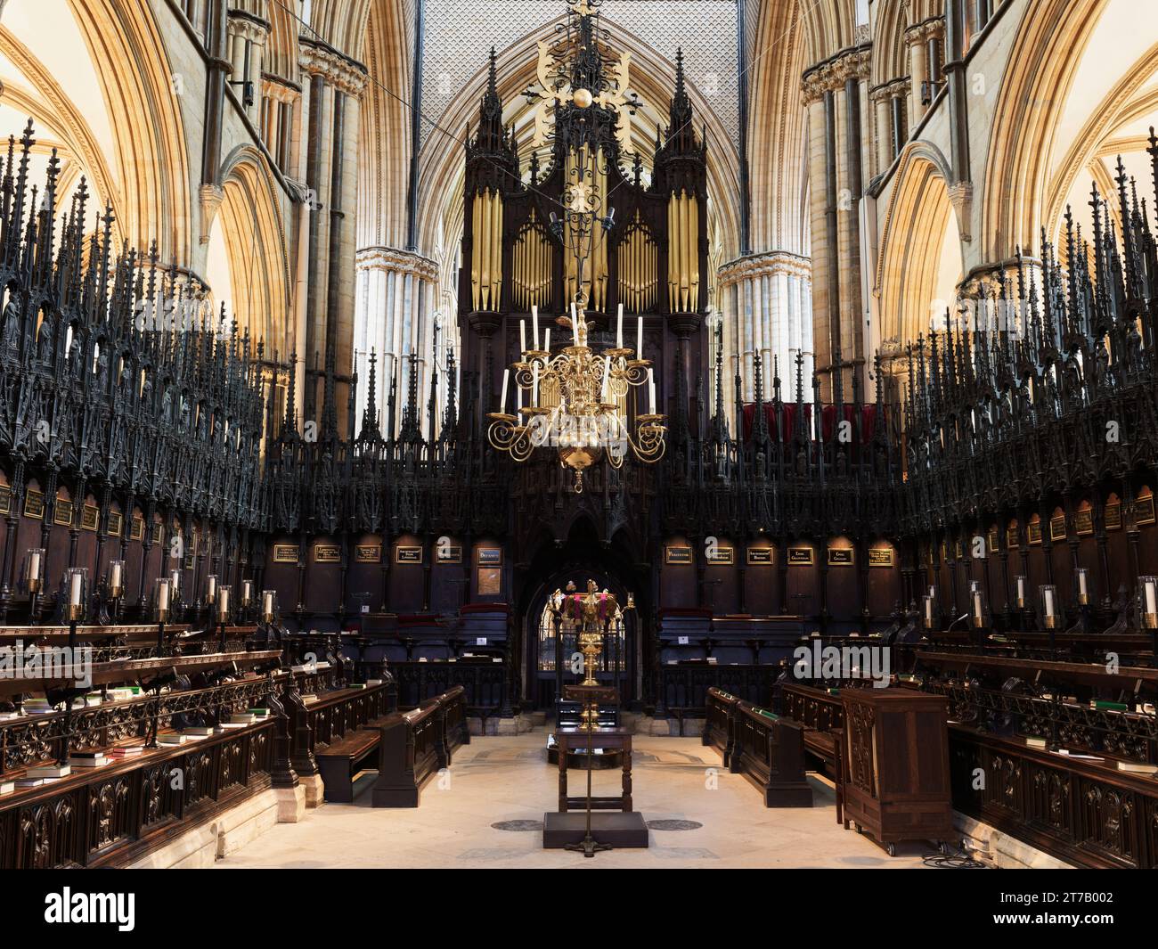 Los tubos de órganos y bancos de madera en el coro (quire) en la catedral cristiana medieval en Lincoln, Inglaterra Foto de stock