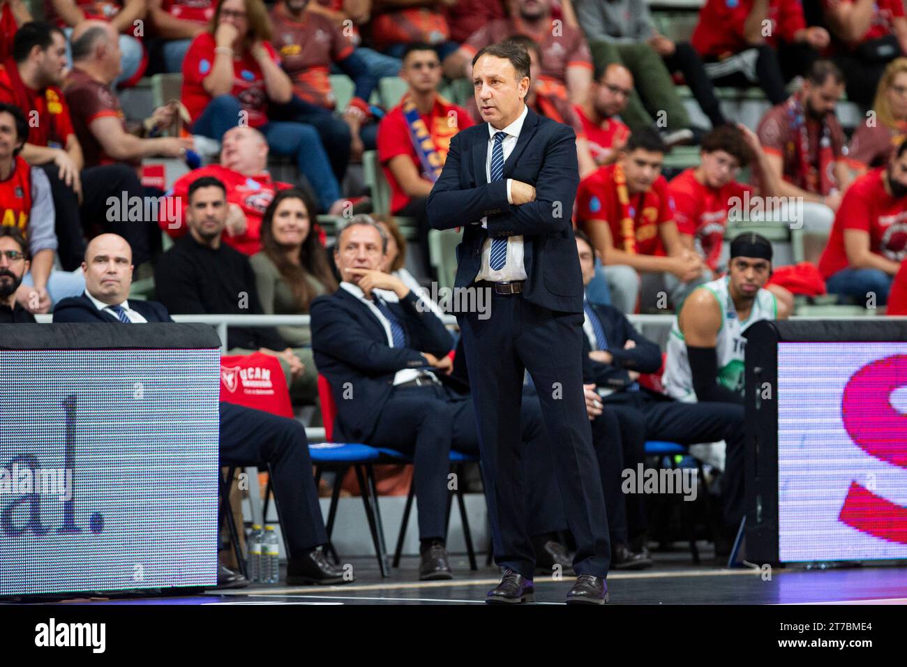 14 de noviembre de 2023: ORHUN ENE ENTRENADOR TURCO DE TOFAS BURSA DURANTE EL PARTIDO, UCAM MURCIA CB vs TOFAS SPORT KULÜBÜ Liga de Campeones de Baloncesto Murcia Palacio Deportivo, Región de Murcia, 14 de noviembre de 2023 Foto de stock