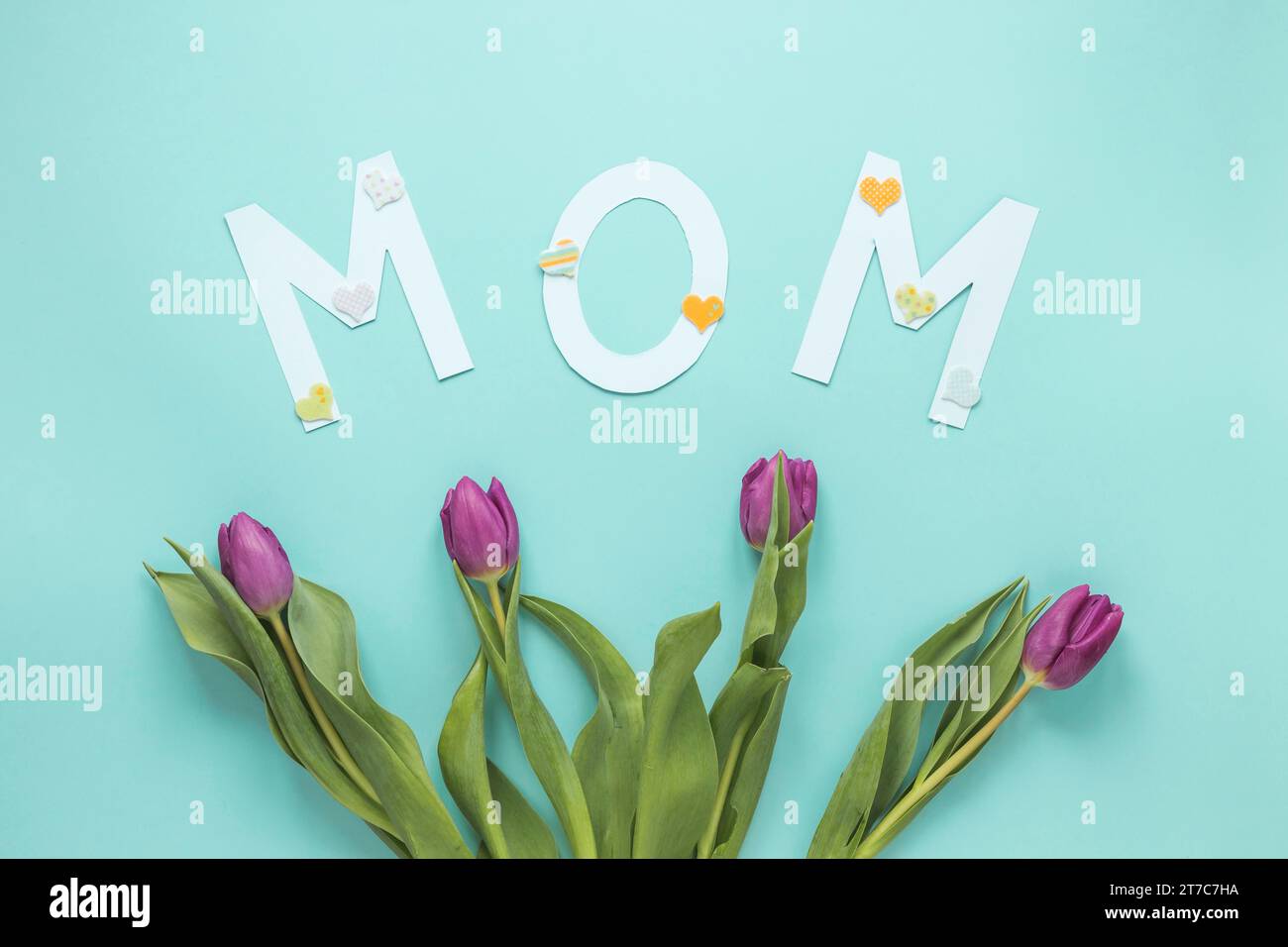 Inscripción de mamá con mesa de tulipanes Foto de stock
