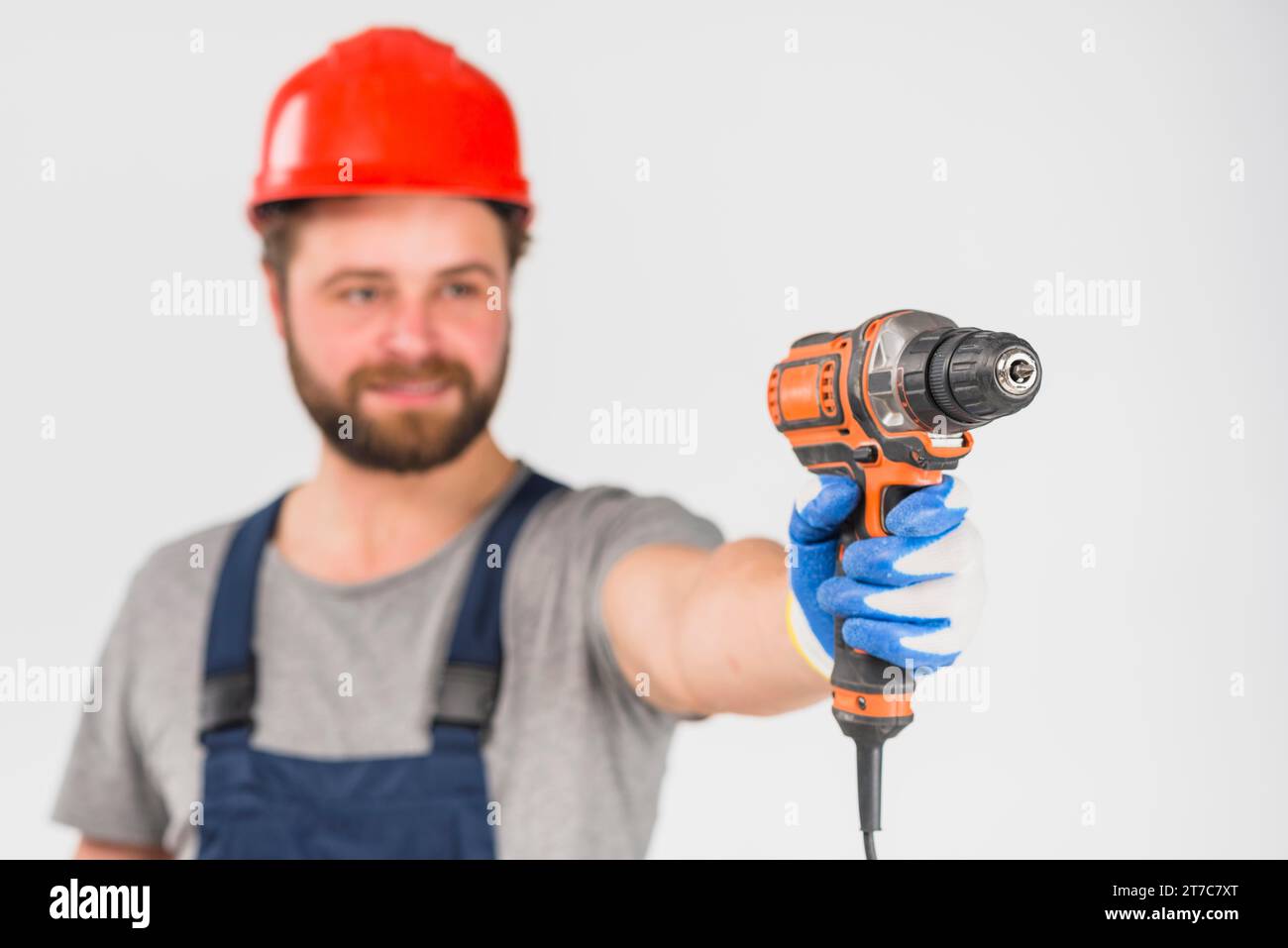 Taladro manual antiguo en el polvoriento taller, mesa de madera Fotografía  de stock - Alamy