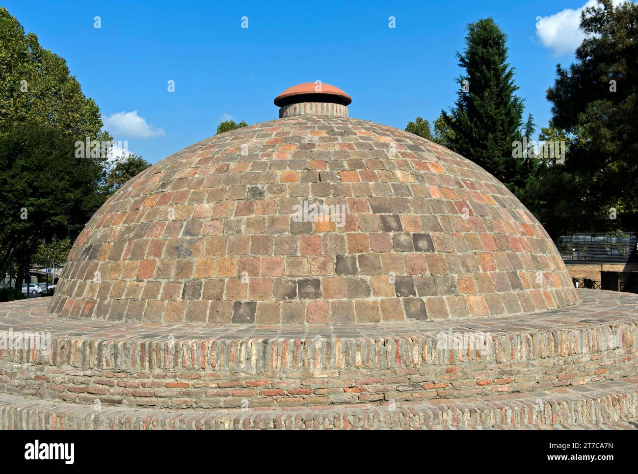 Cúpula sobre un histórico baño de azufre, distrito de spa Abanotubani, casco antiguo, Tiflis, Georgia Foto de stock