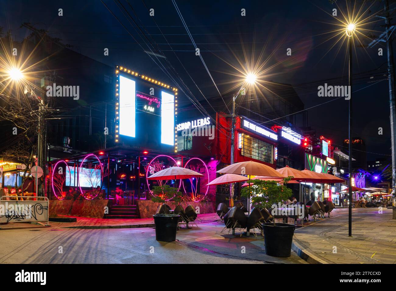 Asientos al aire libre, restaurante, iluminación de neón, noche, Medellín, Colombia Foto de stock