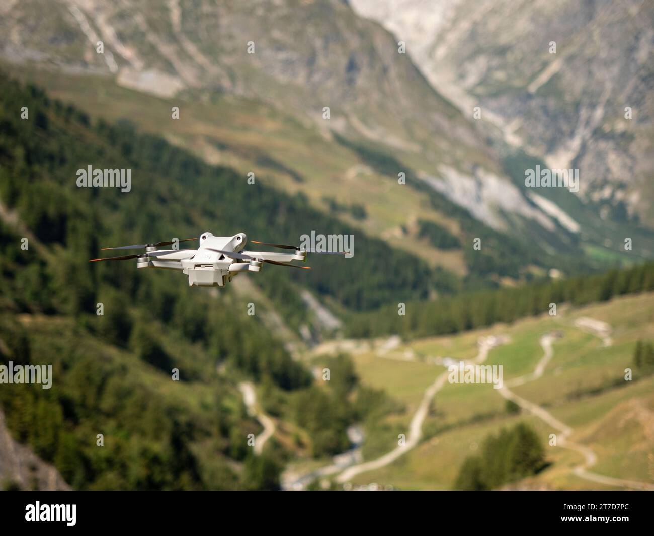 Un drone se cierne en un impresionante paisaje alpino Foto de stock