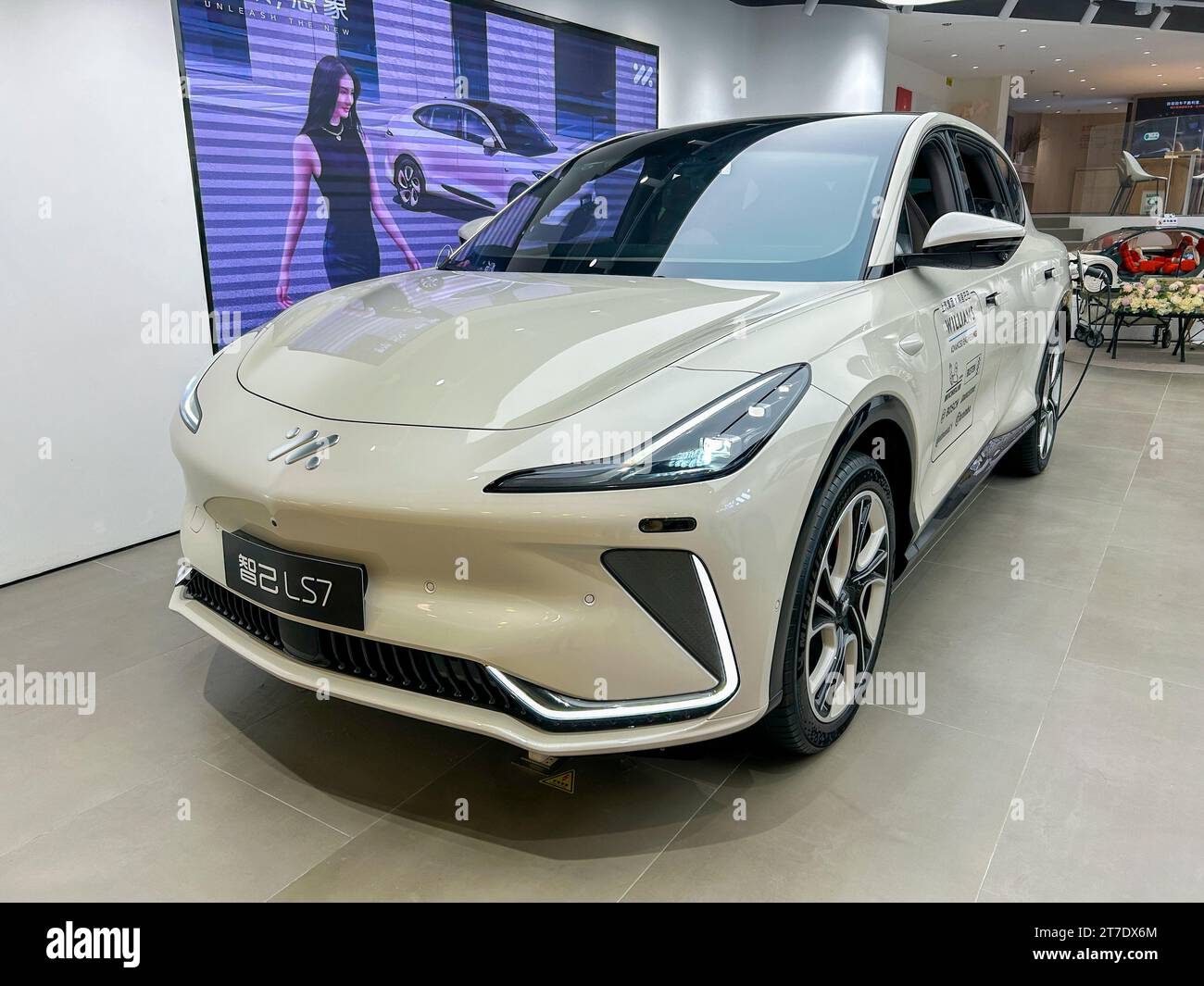 Pekín, China, sala de exposición del coche nuevo, coche eléctrico chino en exhibición, modelo Zhiji LS7, centro comercial Wangfujing, capitalismo de china Foto de stock