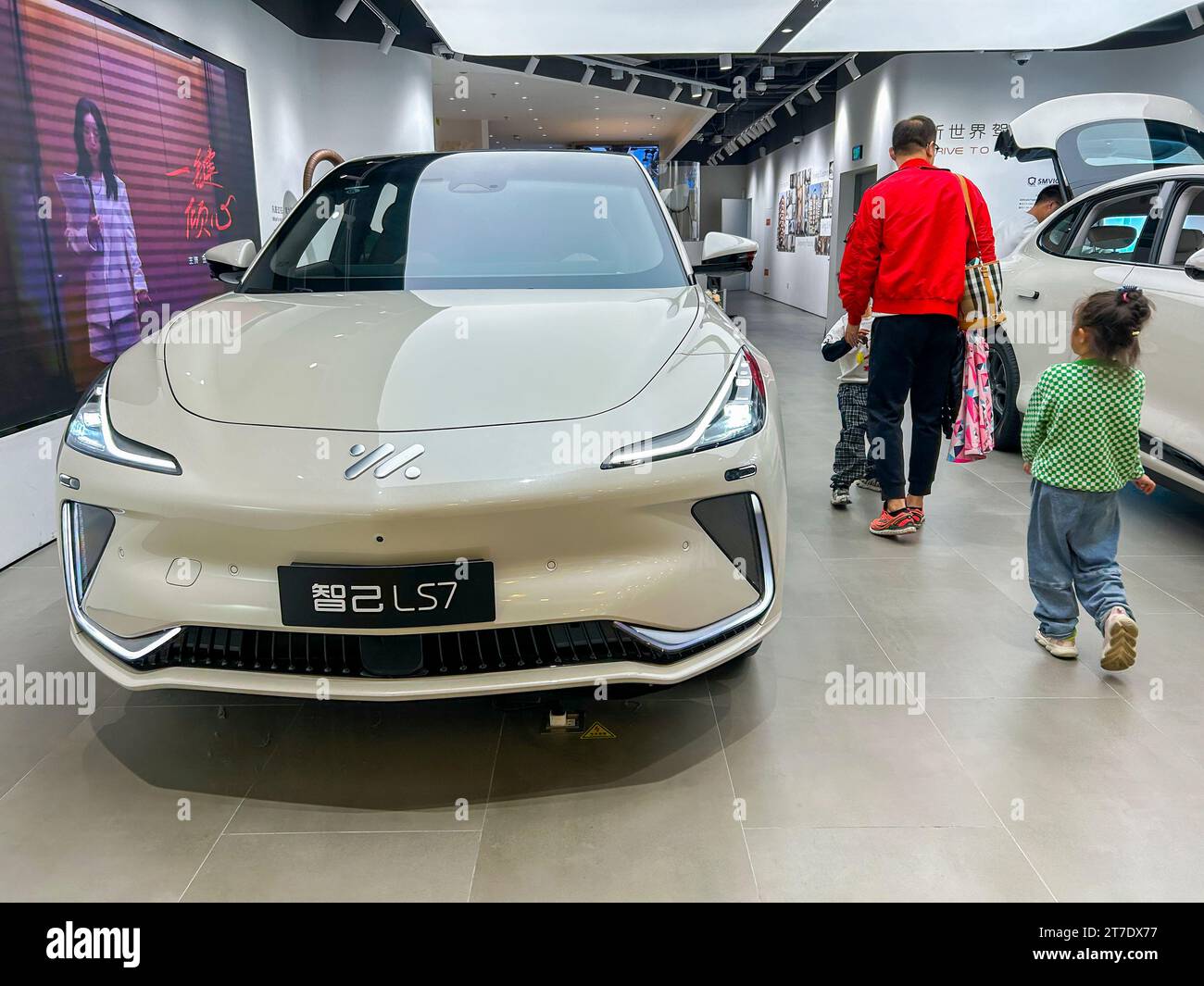 Beijing, China, sala de exposición de automóviles nuevos, coches eléctricos chinos en exhibición, modelo Zhiji LS7, centro comercial Wangfujing, familia y niños, capitalismo de china Foto de stock