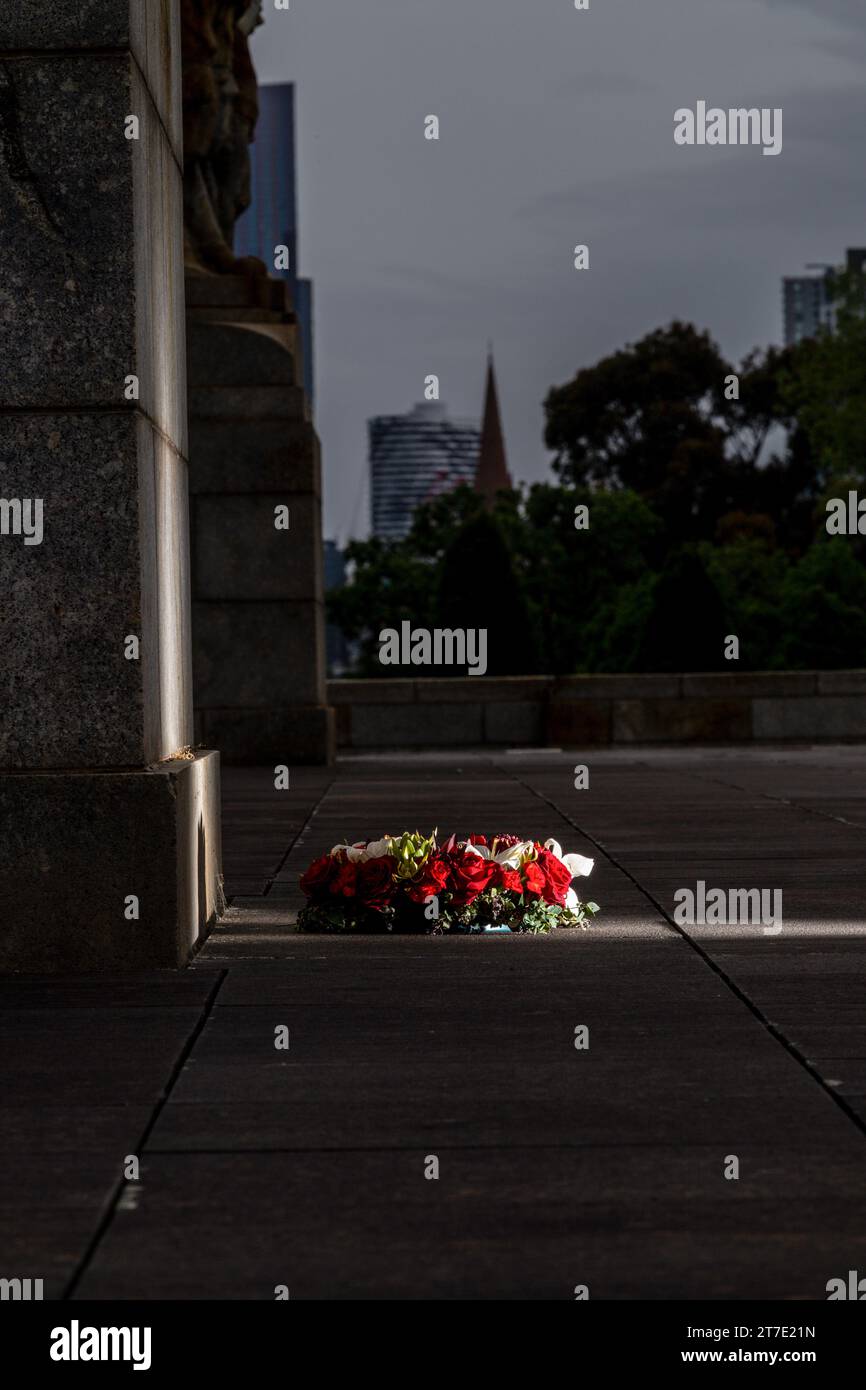 Una corona de flores se ilumina en el Santuario de la Memoria, un monumento conmemorativo de la Primera Guerra Mundial en el Día de la Memoria. La conexión entre las batallas de la Primera Guerra Mundial en Gaza y Palestina luchó en las fuerzas de ANZAC y el actual conflicto de la Franja de Gaza entre Israel y Hamás, una interacción de historia y geopolítica. El papel de las fuerzas occidentales a principios del siglo XX contribuye a las tensiones duraderas en la región. Los legados no resueltos de los conflictos históricos, dan forma a la lucha en curso. Los ecos de batallas pasadas amplifican la naturaleza multifacética del conflicto israelo-palestino, subrayando el PER Foto de stock