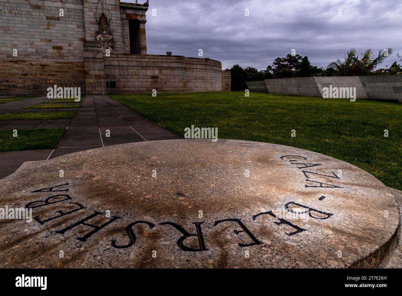 La palabra Gaza se ilumina en el Santuario del Recuerdo, un monumento a la Primera Guerra Mundial en el Día del Recuerdo. La conexión entre las batallas de la Primera Guerra Mundial en Gaza y Palestina luchó en las fuerzas de ANZAC y el actual conflicto de la Franja de Gaza entre Israel y Hamás, una interacción de historia y geopolítica. El papel de las fuerzas occidentales a principios del siglo XX contribuye a las tensiones duraderas en la región. Los legados no resueltos de los conflictos históricos, dan forma a la lucha en curso. Los ecos de batallas pasadas amplifican la naturaleza multifacética del conflicto israelo-palestino, lo que subraya la persistencia Foto de stock