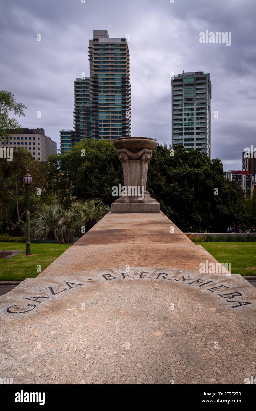 La palabra Gaza se ilumina en el Santuario del Recuerdo, un monumento a la Primera Guerra Mundial en el Día del Recuerdo. La conexión entre las batallas de la Primera Guerra Mundial en Gaza y Palestina luchó en las fuerzas de ANZAC y el actual conflicto de la Franja de Gaza entre Israel y Hamás, una interacción de historia y geopolítica. El papel de las fuerzas occidentales a principios del siglo XX contribuye a las tensiones duraderas en la región. Los legados no resueltos de los conflictos históricos, dan forma a la lucha en curso. Los ecos de batallas pasadas amplifican la naturaleza multifacética del conflicto israelo-palestino, lo que subraya la persistencia Foto de stock