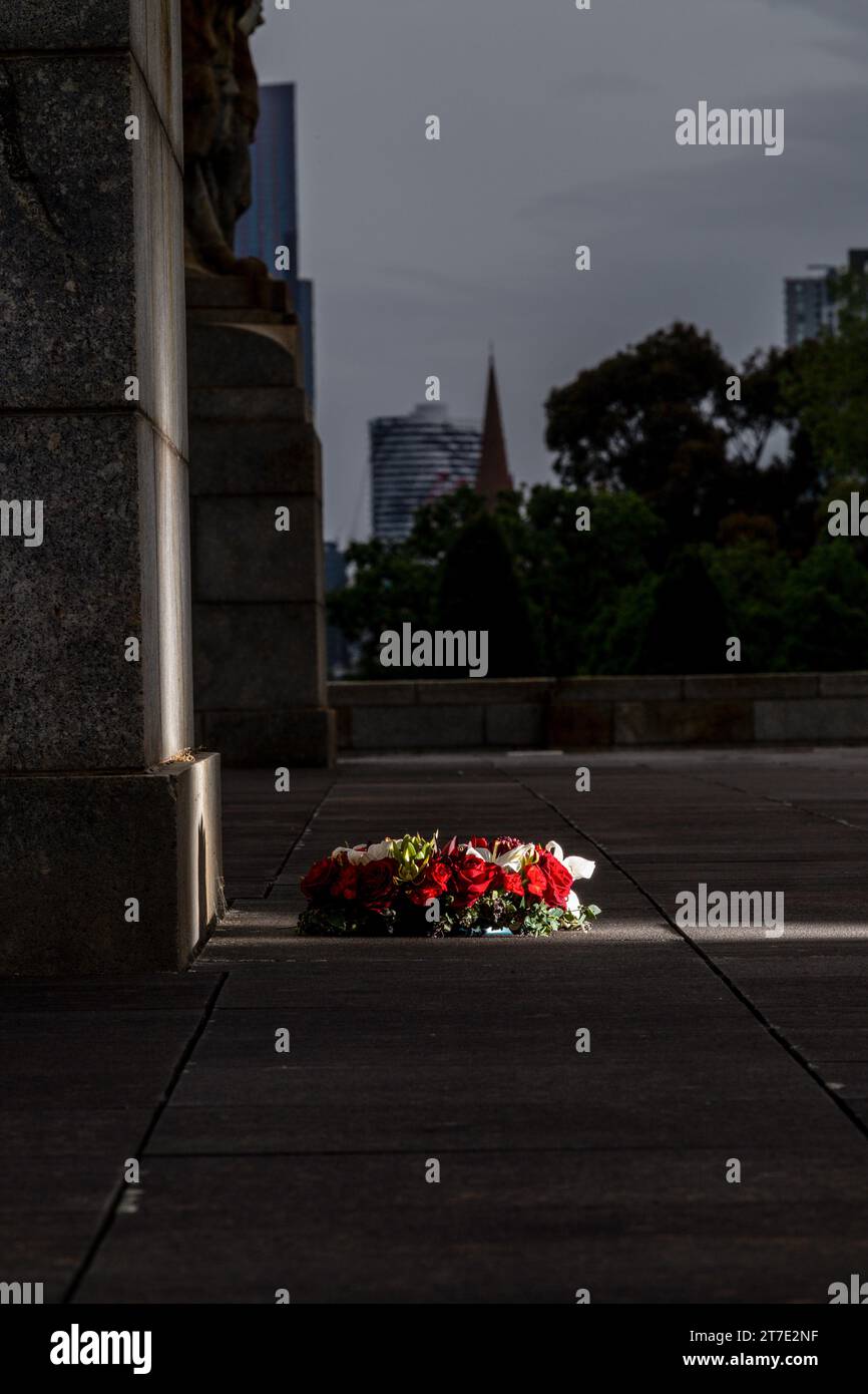 Melbourne, Australia. 11 de noviembre de 2023. Una corona de flores se ilumina en el Santuario de la Memoria, un monumento conmemorativo de la Primera Guerra Mundial en el Día de la Memoria. La conexión entre las batallas de la Primera Guerra Mundial en Gaza y Palestina luchó en las fuerzas de ANZAC y el actual conflicto de la Franja de Gaza entre Israel y Hamás, una interacción de historia y geopolítica. El papel de las fuerzas occidentales a principios del siglo XX contribuye a las tensiones duraderas en la región. Los legados no resueltos de los conflictos históricos, dan forma a la lucha en curso. Los ecos de batallas pasadas amplifican la naturaleza multifacética del israelí-P Foto de stock