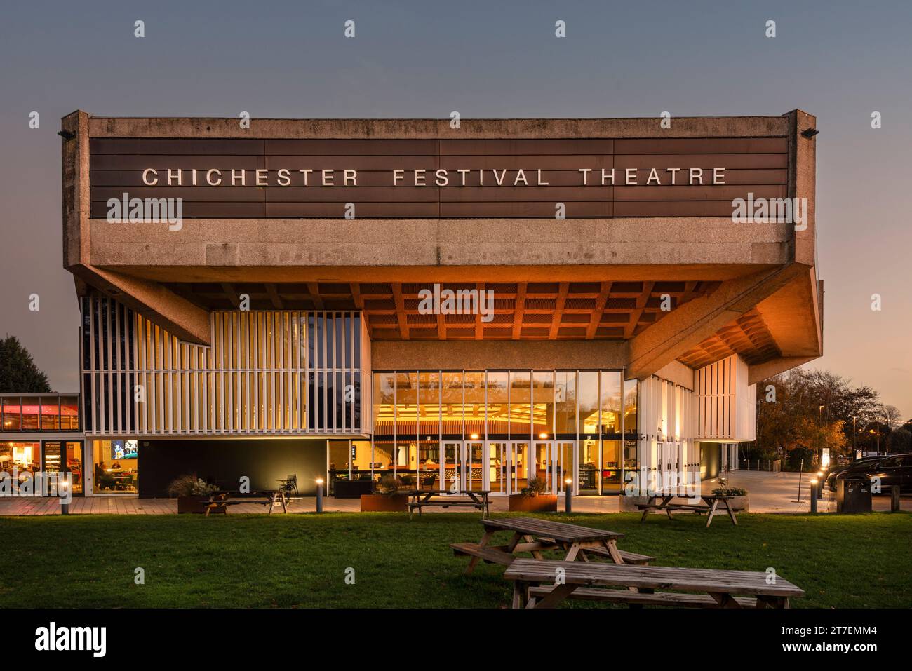Chichester Festival Theatre en West Sussex, Reino Unido al atardecer. Foto de stock
