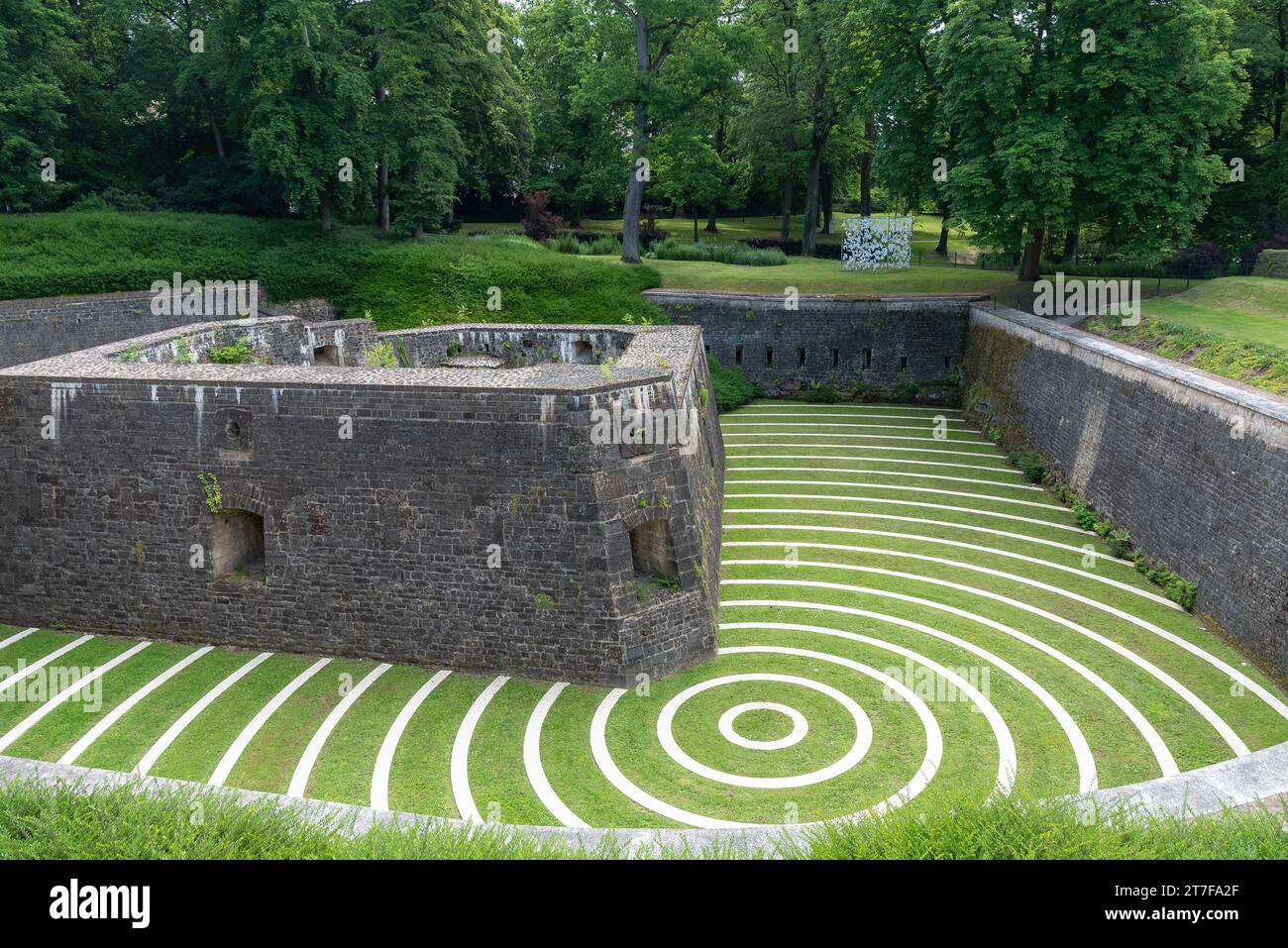 Ciudad de Luxemburgo, Luxemburgo - Enfoque en el Lambert Redoubt, los restos de un antiguo fuerte construido en 1685. Foto de stock