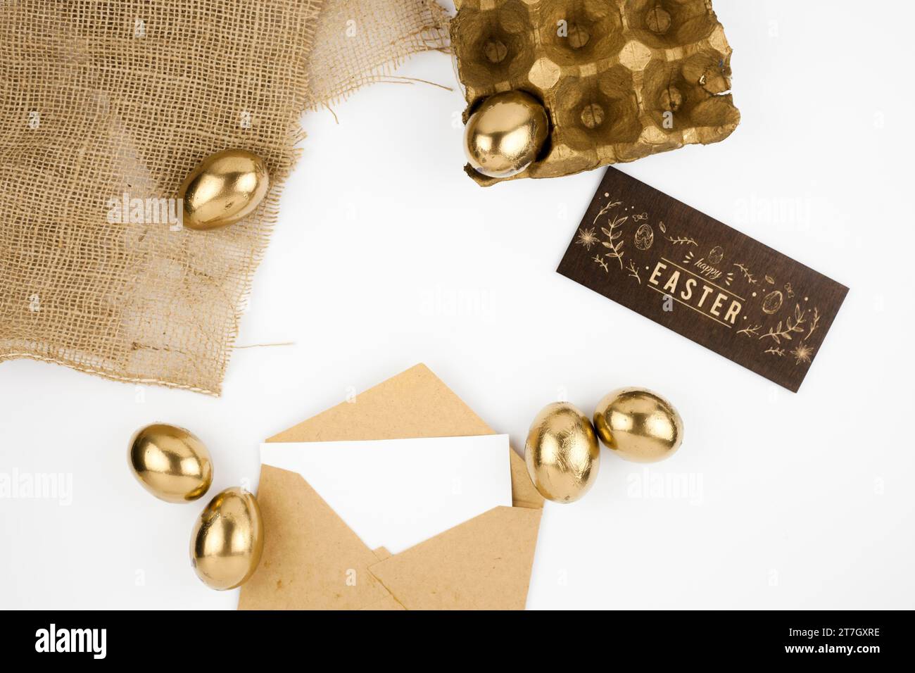 Huevos de oro cerca de la tarjeta de felicitación del sobre Foto de stock