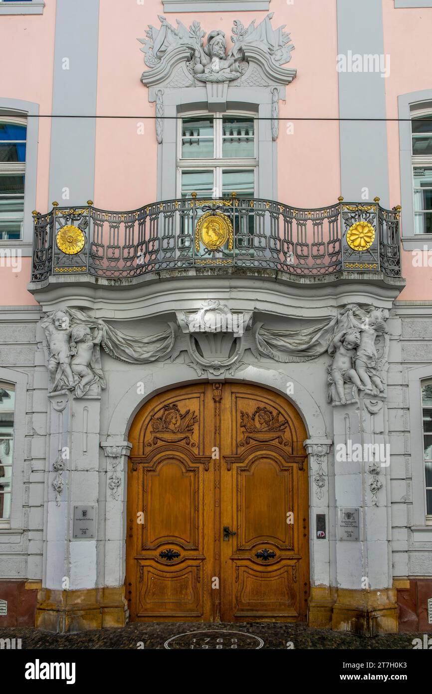 Puerta de entrada de lujo con balcón y figuras en la fachada, casco antiguo, Friburgo de Breisgau, Baden-Wuerttemberg, Alemania Foto de stock