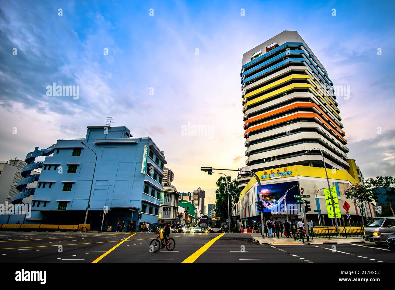 SIM Lim Tower y Hotel 81 en vista cuando se viaja por Sungei Road, Singapur. Foto de stock