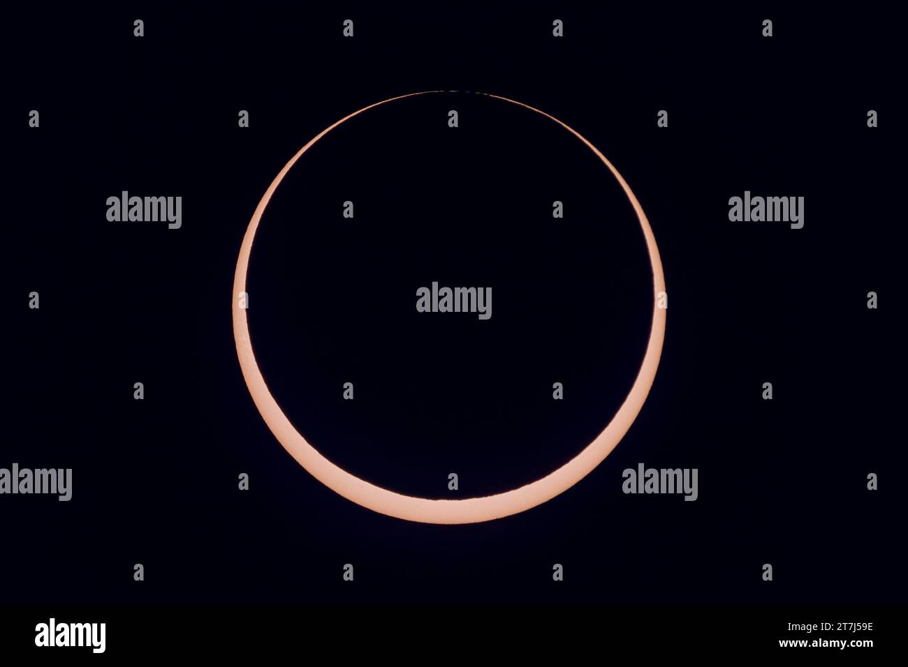 El 14 de octubre de 2023 eclipse solar anular, en una sola imagen capturada en segundo contacto con la Luna tangente al miembro interior del Sol, a las 10:27 Foto de stock