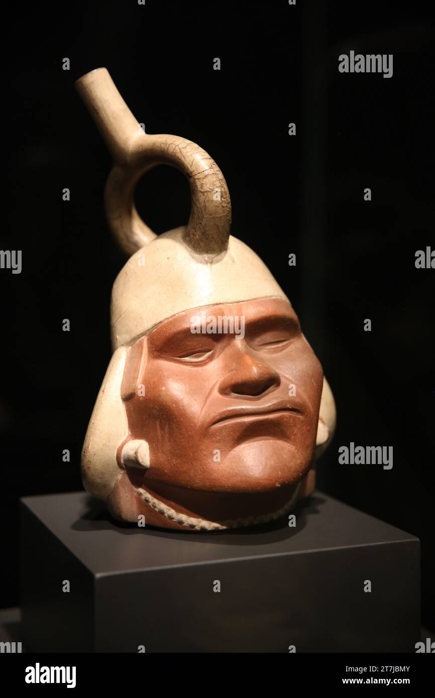 Vasija en forma de sacerdote o señor. Cultura moche. 200-700. Arcilla cocida pintada. Antiguo Perú. Museo Británico. Londres. GBR Foto de stock