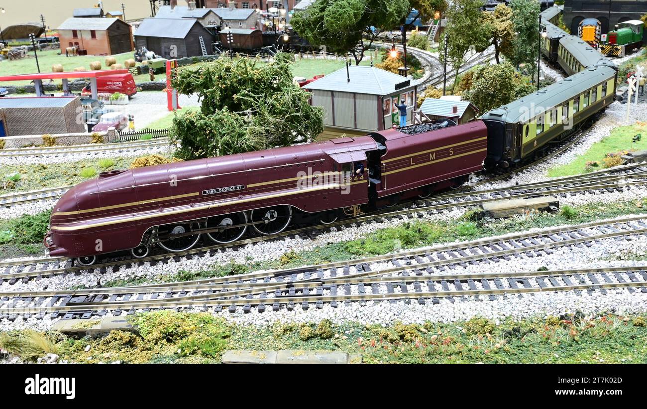 Rey Jorge VI tirando de los coches Hornby Pullman con luces. Foto de stock