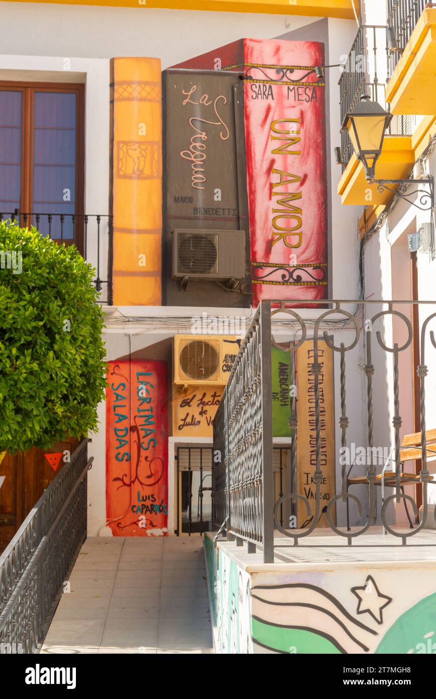 PURCHENA, ESPAÑA - 05 DE NOVIEMBRE de 2023 Una biblioteca pública en un pequeño pueblo de Andalucía, sur de España, con una fachada de edificio llamativa que representa dos estantes Foto de stock