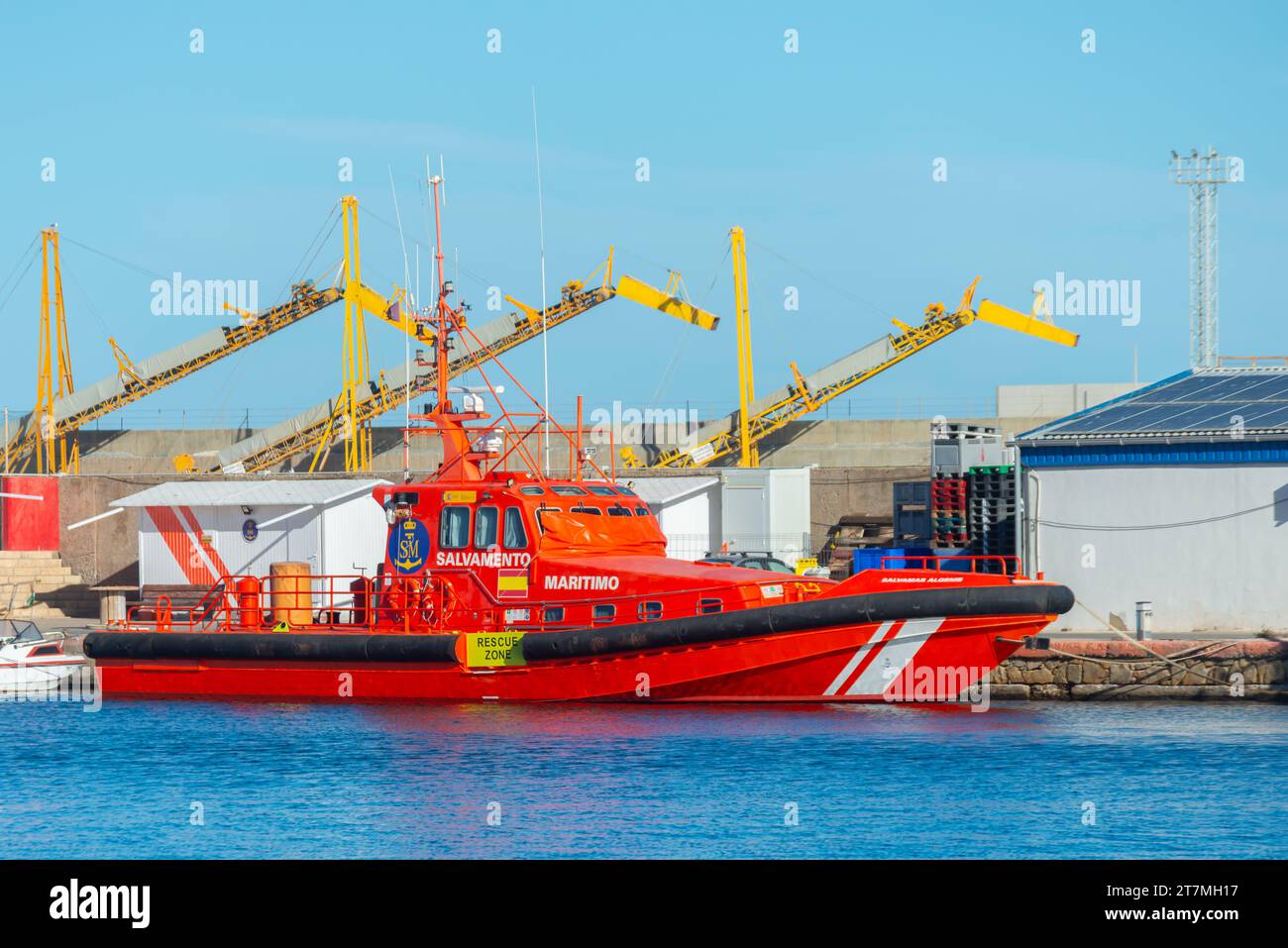 GARRUCHA, ESPAÑA - 04 DE NOVIEMBRE de 2023 Un buque de rescate perteneciente a la Sociedad de Salvamento y Seguridad Marítima, también conocido como SASEMAR o Salvamento M Foto de stock